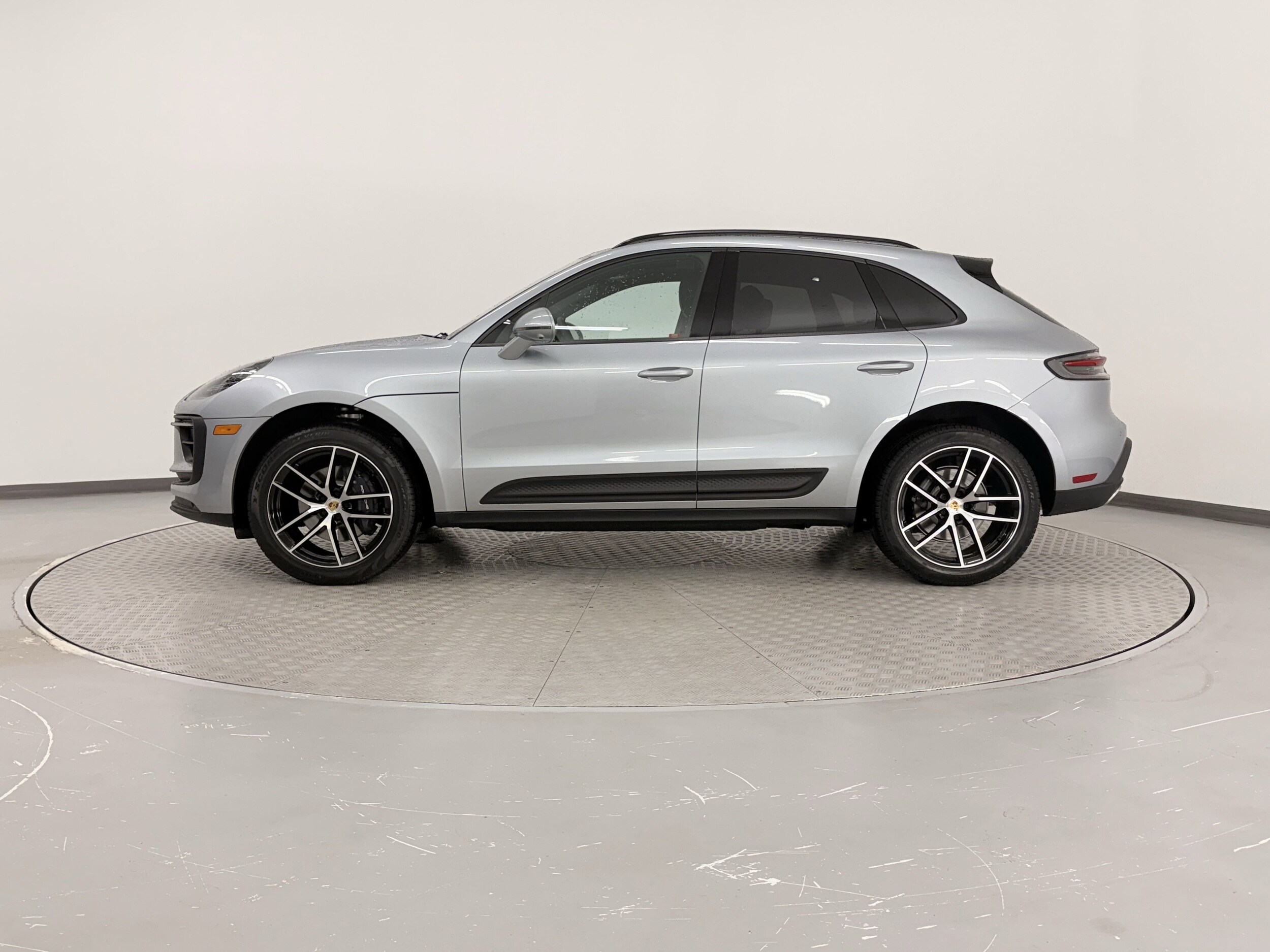 2025 Porsche Macan T photo 2