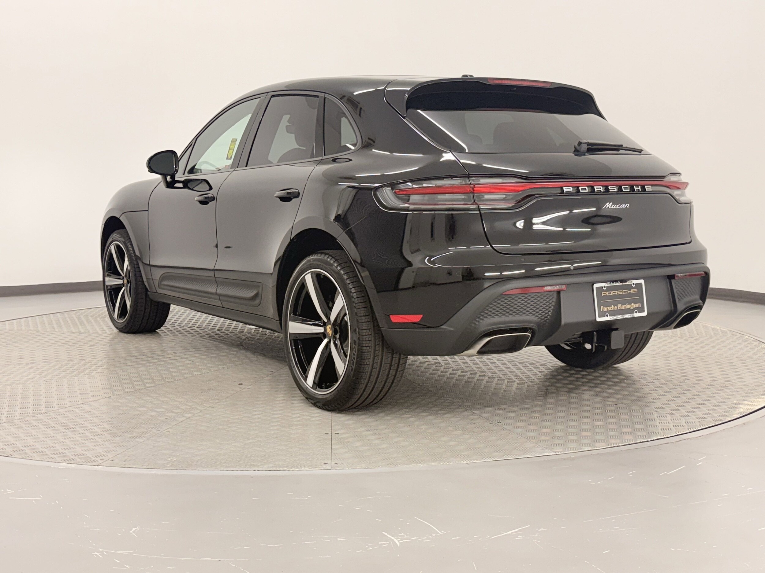 2025 Porsche Macan T photo 3