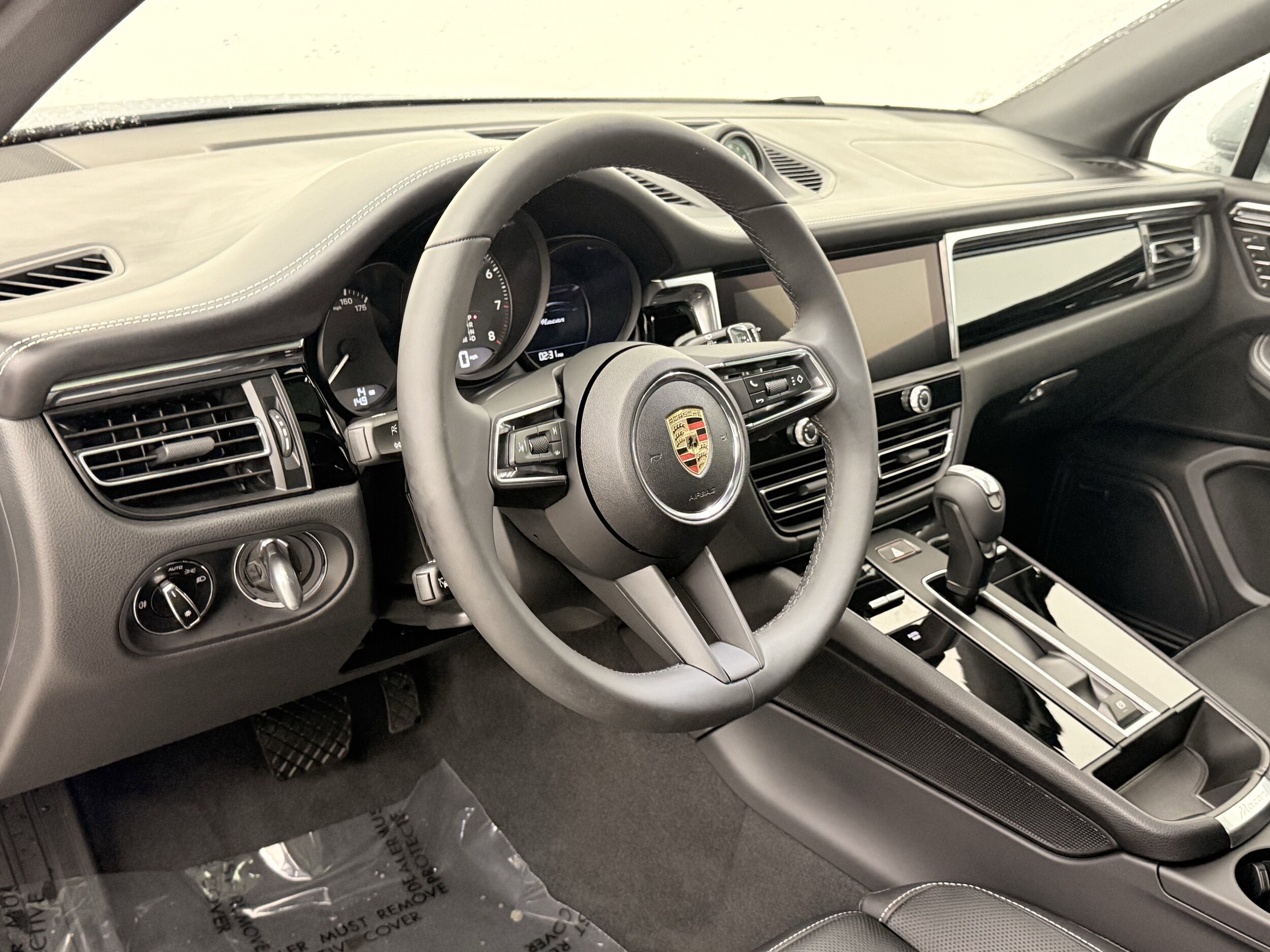 2025 Porsche Macan T photo 4