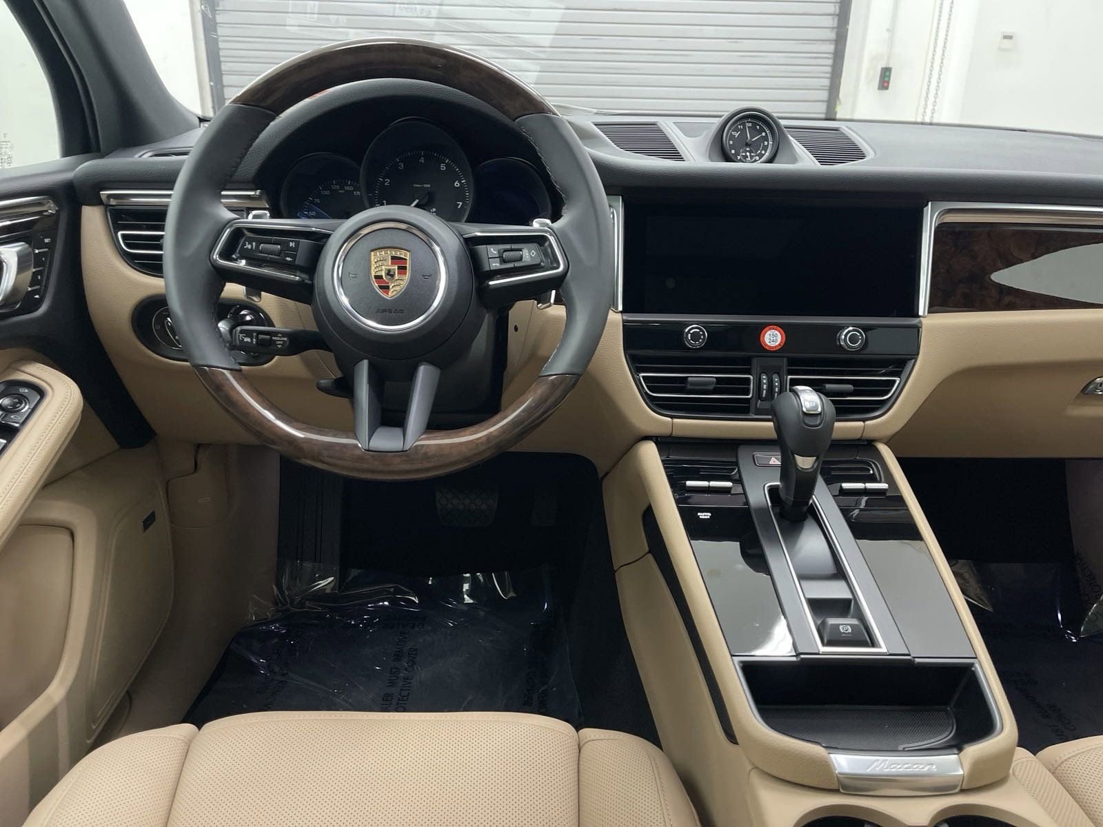 2025 Porsche Macan T photo 3