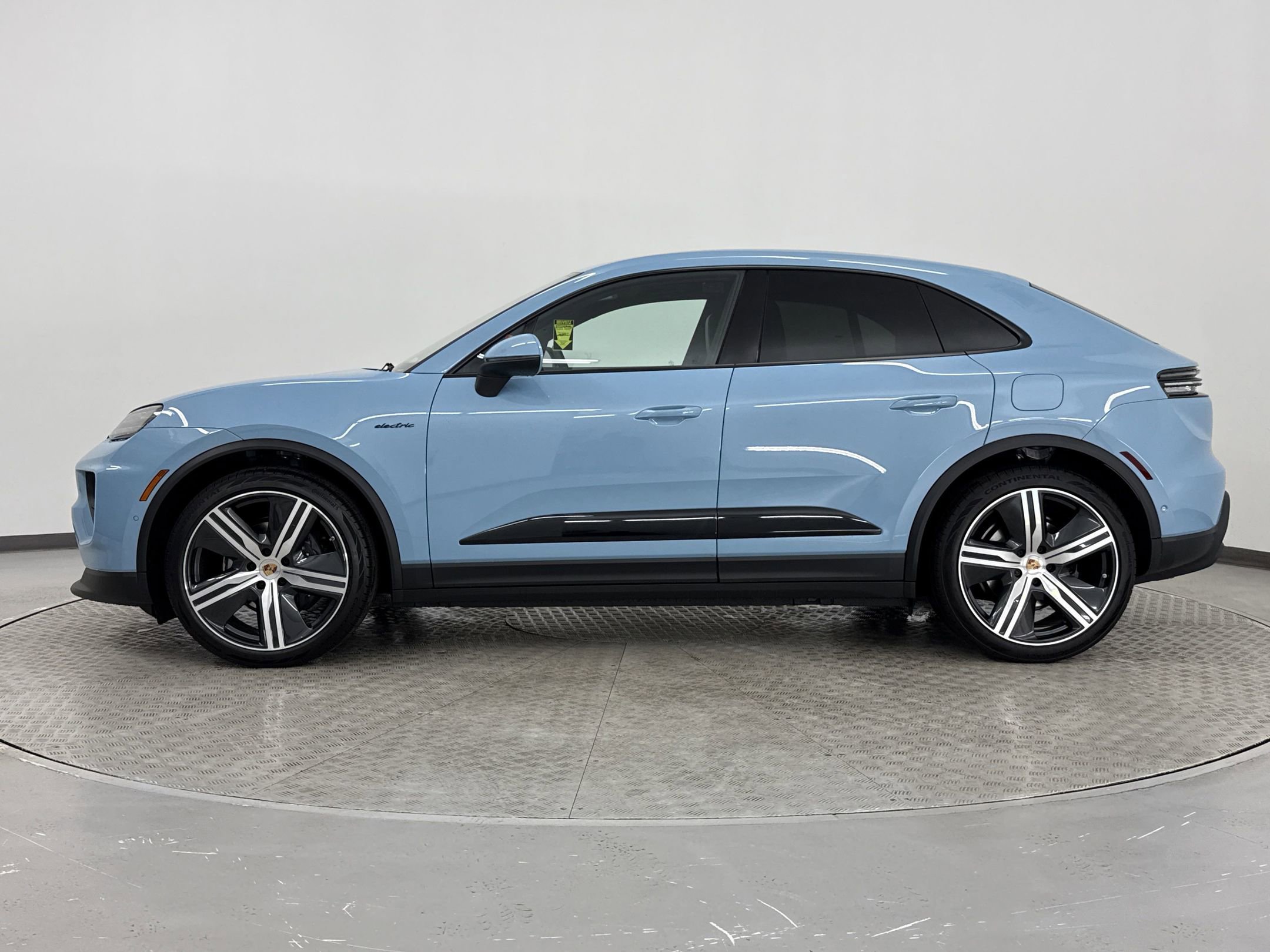 2025 Porsche Macan Electric photo 2