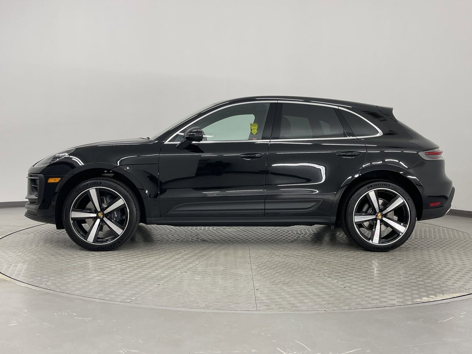2025 Porsche Macan T photo 2