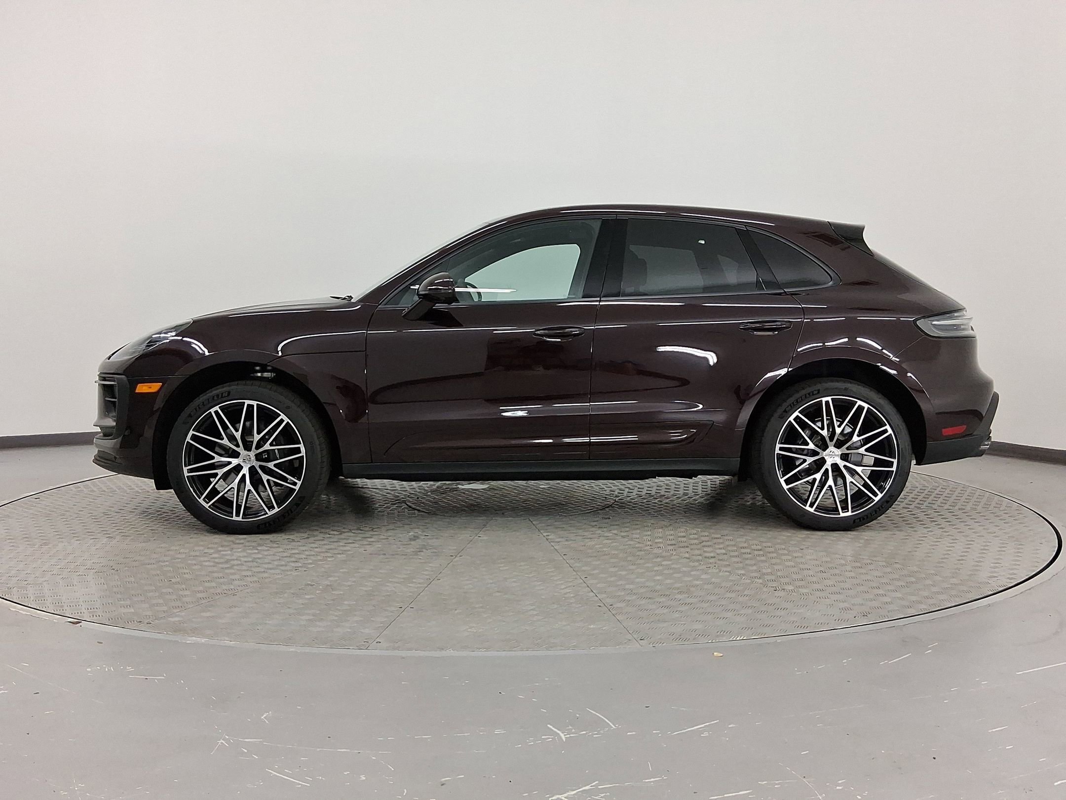 2025 Porsche Macan T photo 2