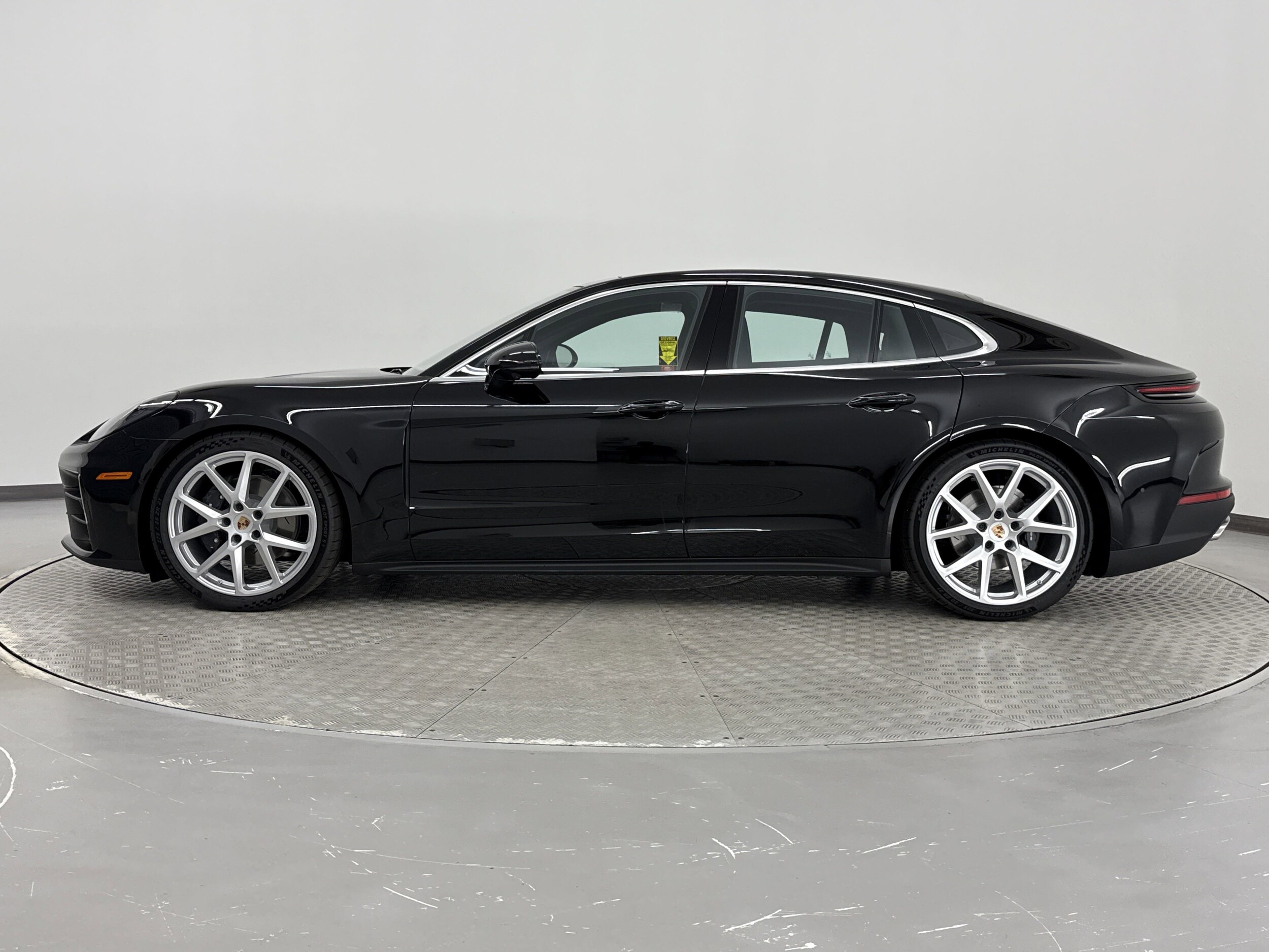 2025 Porsche Panamera 4 photo 2