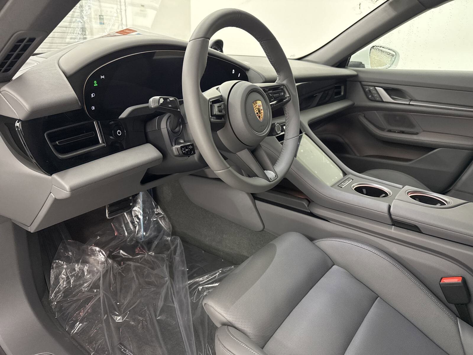 2025 Porsche Taycan photo 4