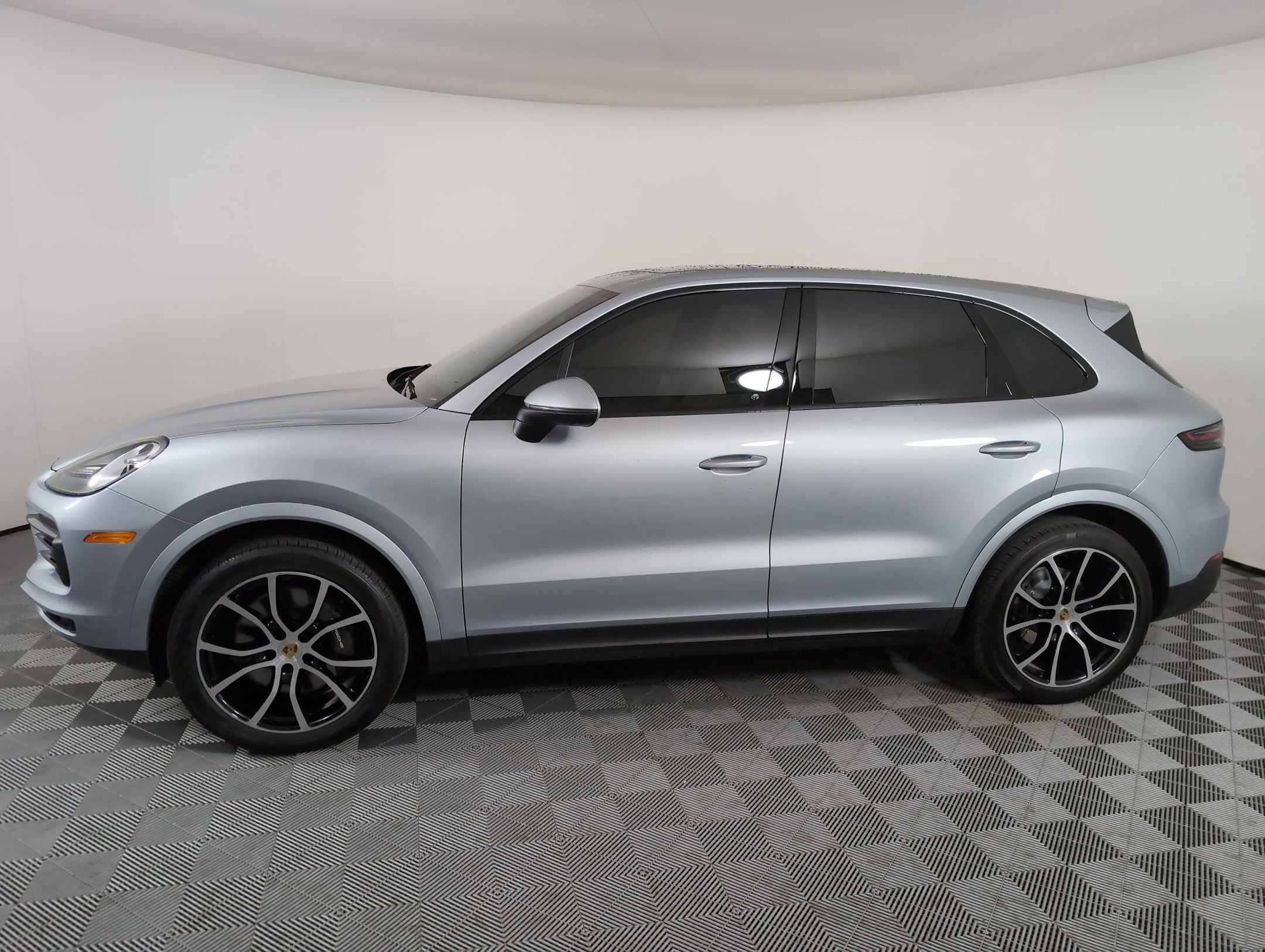 2023 Porsche Cayenne Platinum Edition photo 2