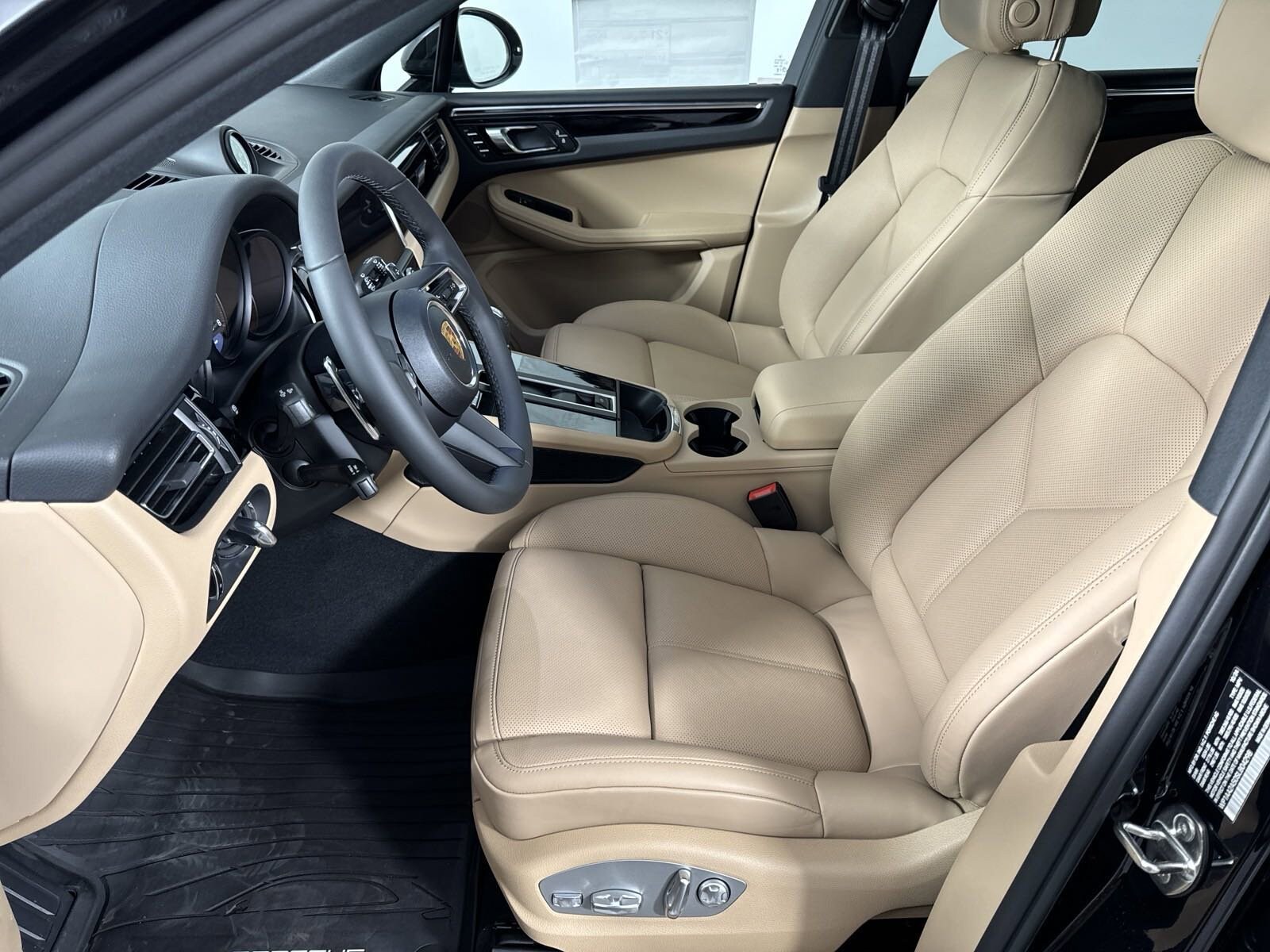 2025 Porsche Macan T photo 4