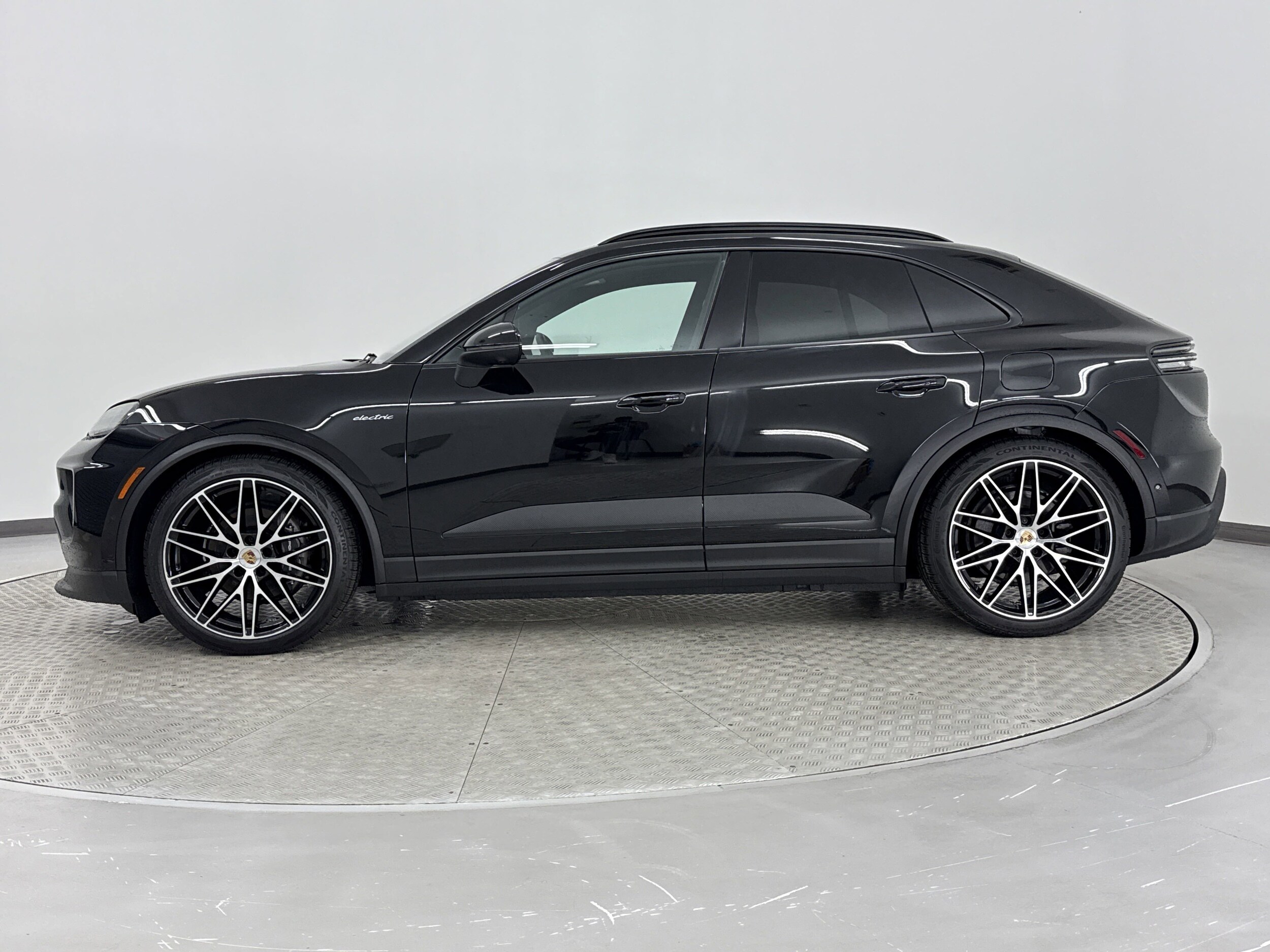 2024 Porsche Macan Electric 4 photo 2