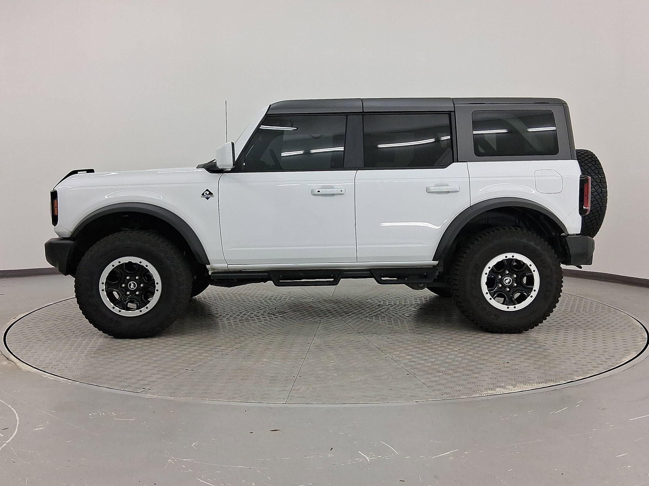 2023 Ford Bronco Outer Banks photo 2