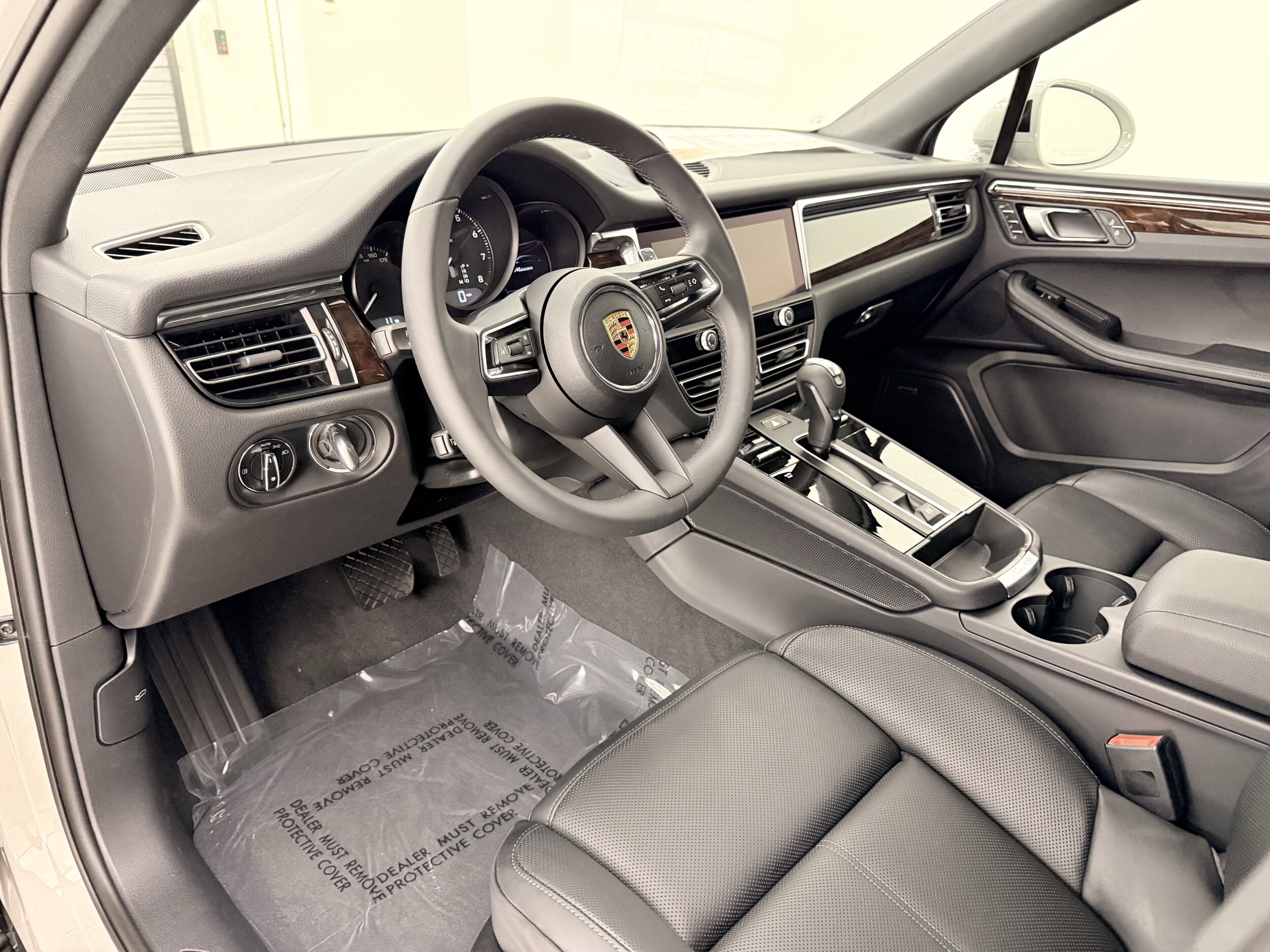 2025 Porsche Macan T photo 4
