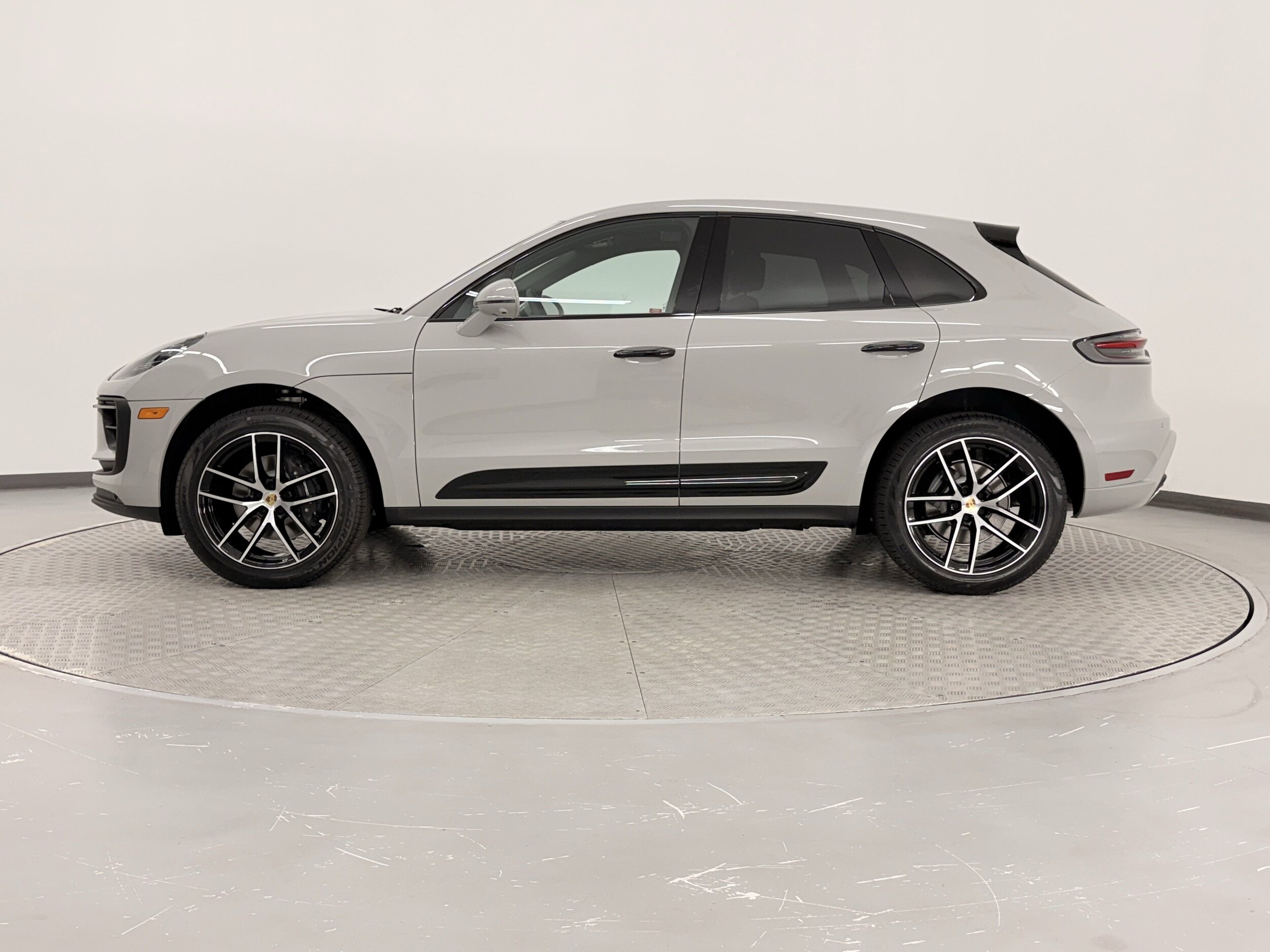 2025 Porsche Macan T photo 2