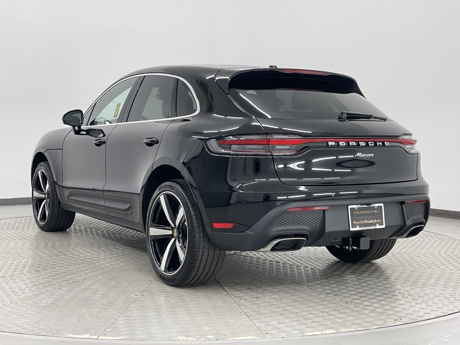 2025 Porsche Macan T photo 3