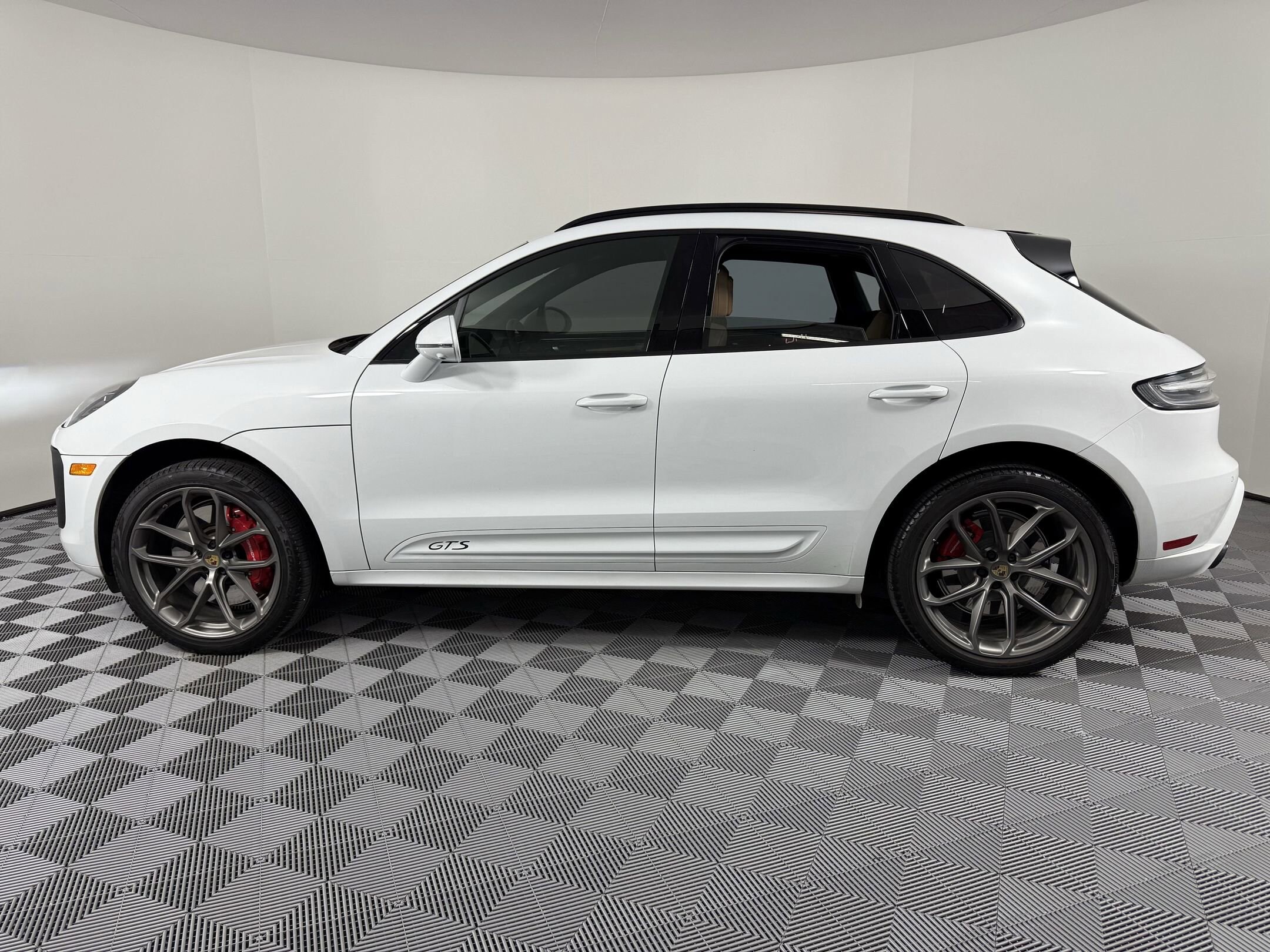 2022 Porsche Macan GTS photo 2