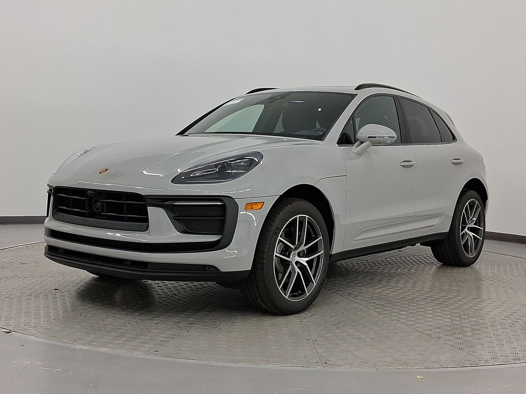 2025 Porsche Macan's photo