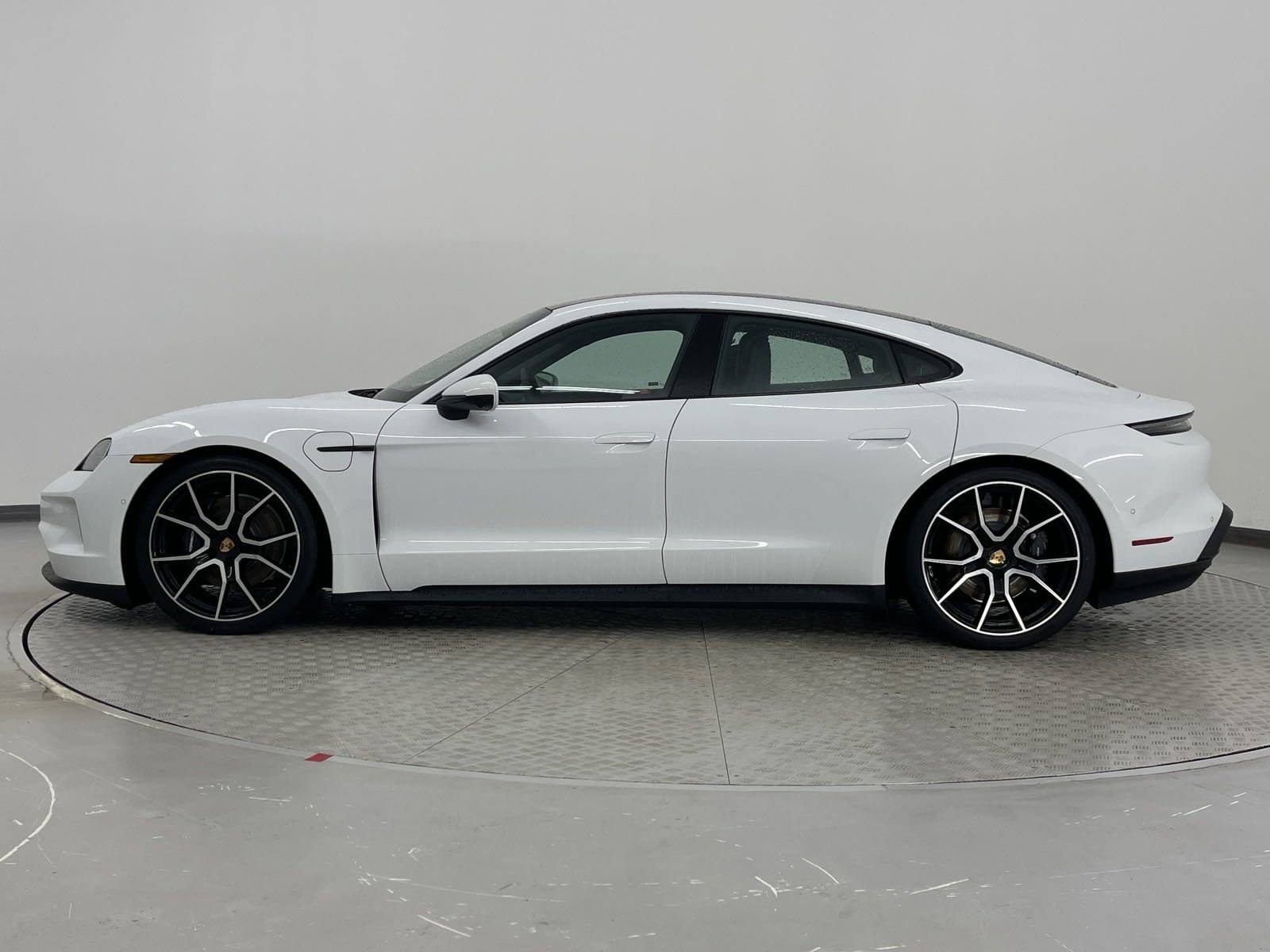 2025 Porsche Taycan photo 2