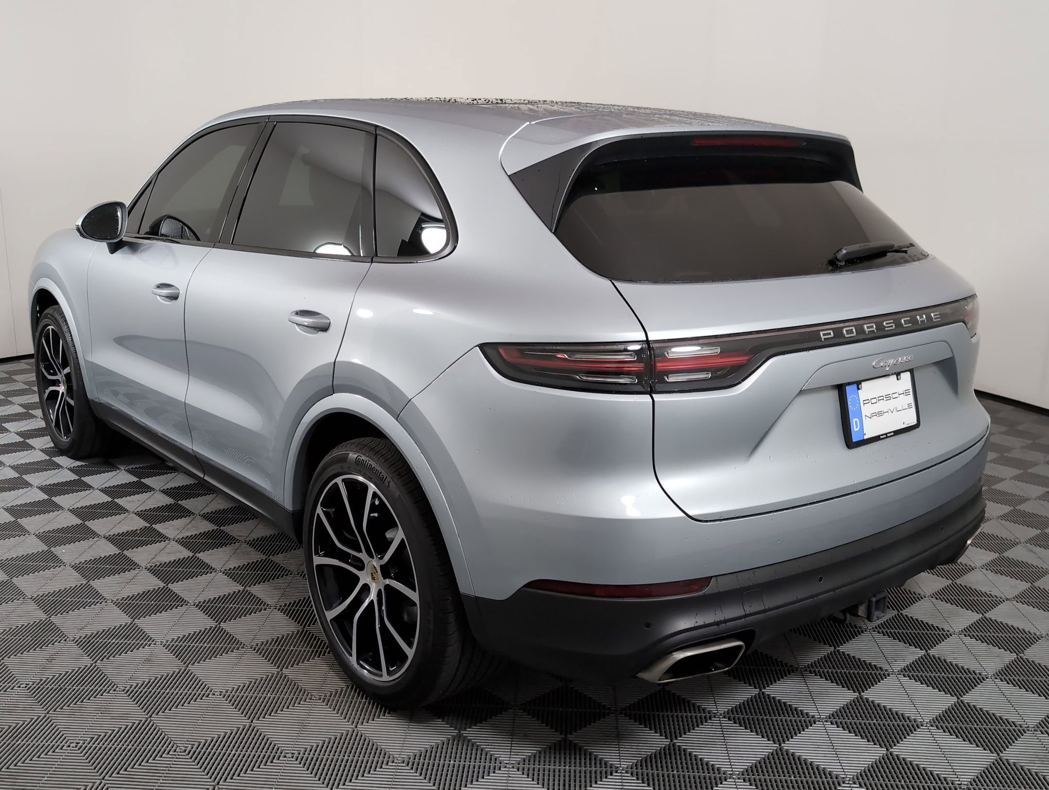2023 Porsche Cayenne Platinum Edition photo 3