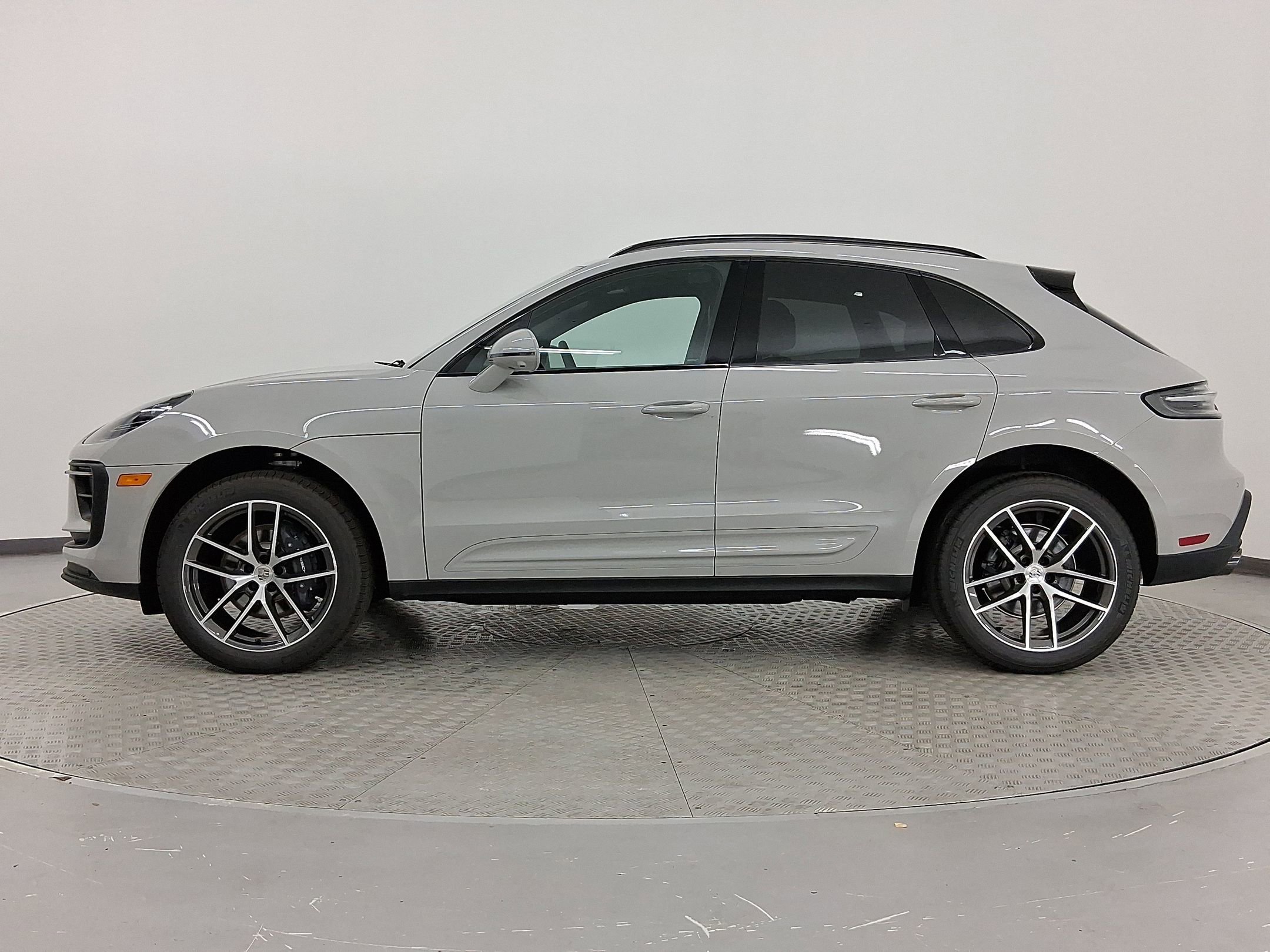 2025 Porsche Macan T photo 2