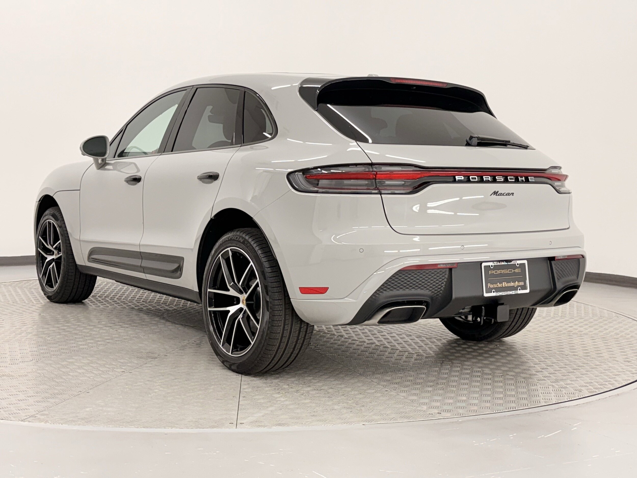 2025 Porsche Macan T photo 3