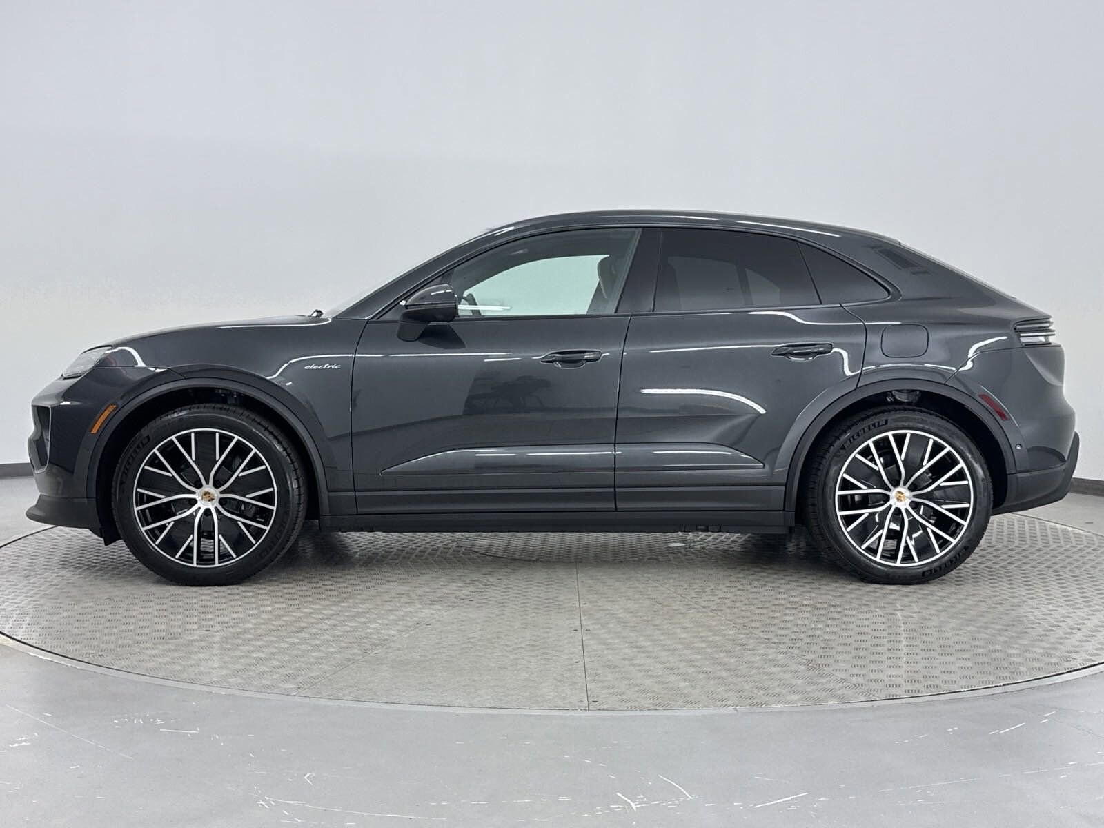 2025 Porsche Macan Electric photo 2