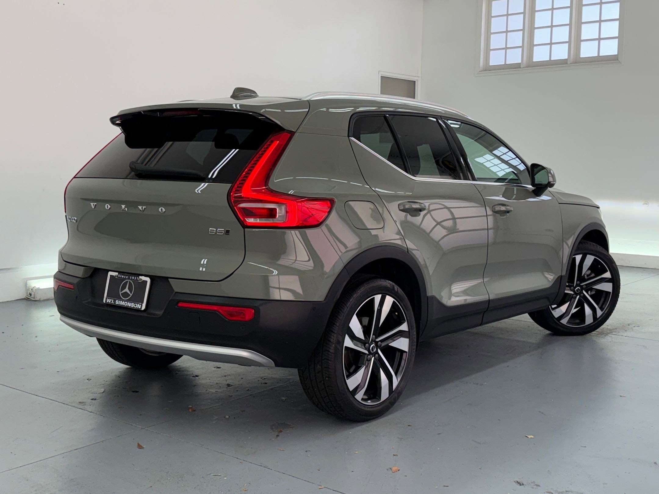 2024 Volvo XC40 Plus Bright Theme photo 3