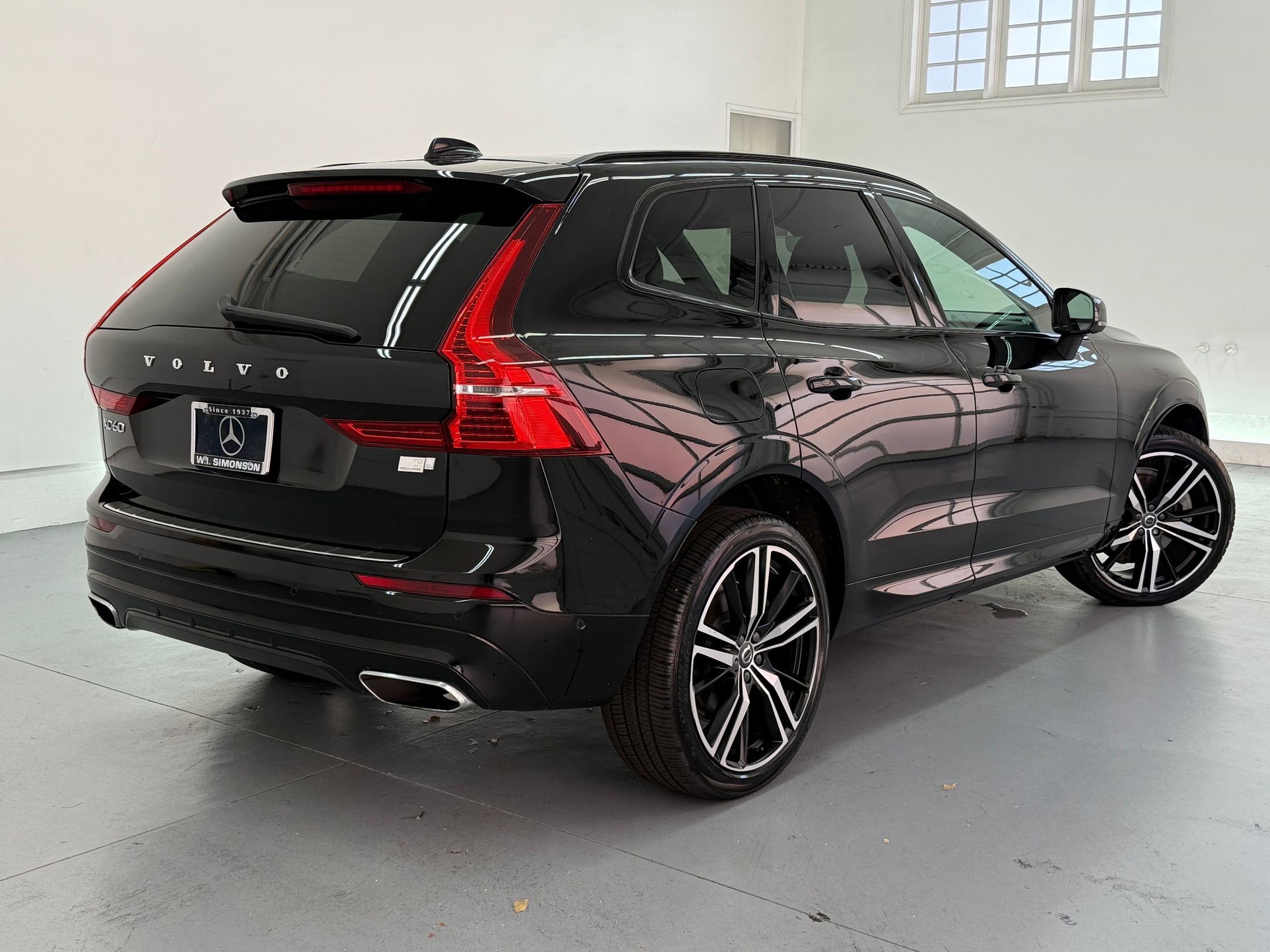 2021 Volvo XC60 Recharge Plug-In Hybrid R-Design photo 3