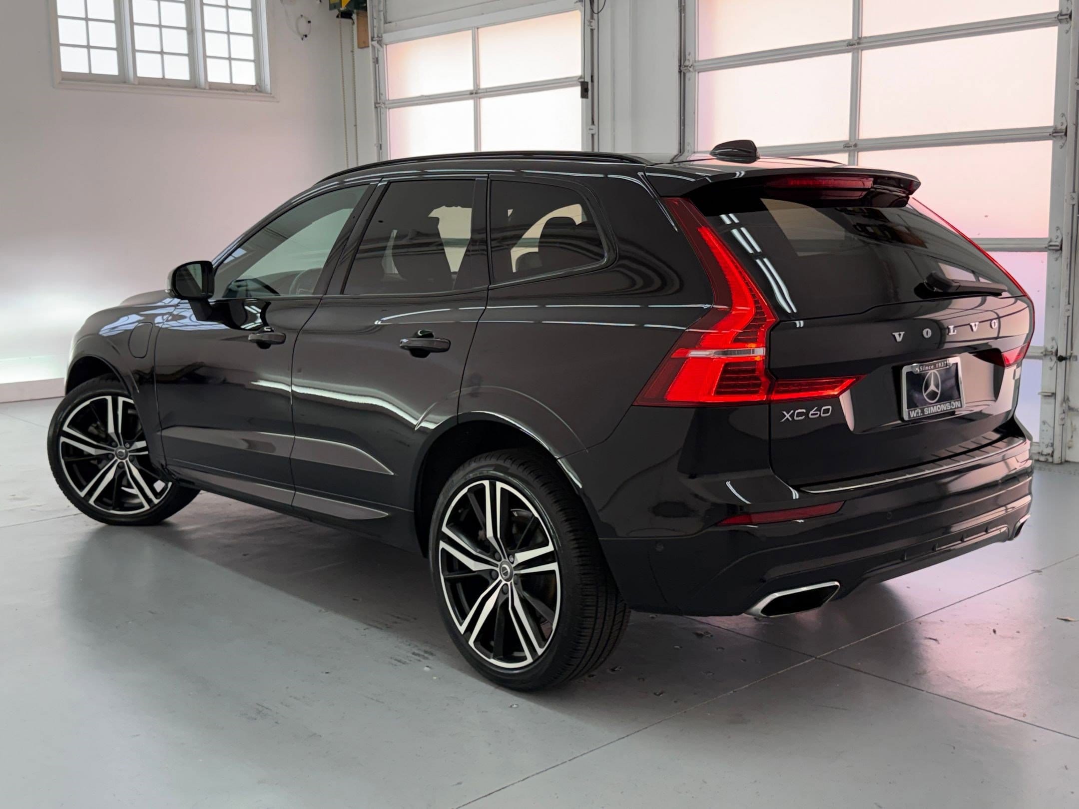 2021 Volvo XC60 Recharge Plug-In Hybrid R-Design photo 2