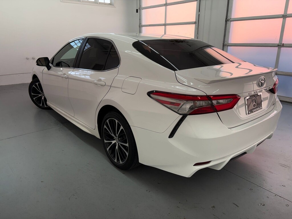 Used 2018 Toyota Camry SE Sedan