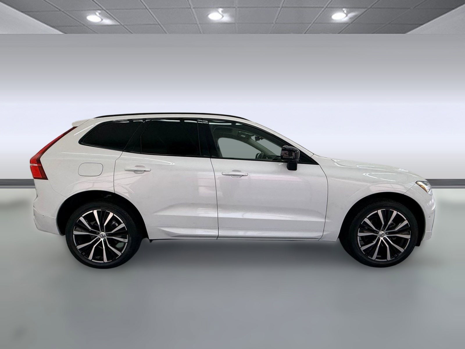 2024 Volvo XC60 Plus Dark Theme photo 6