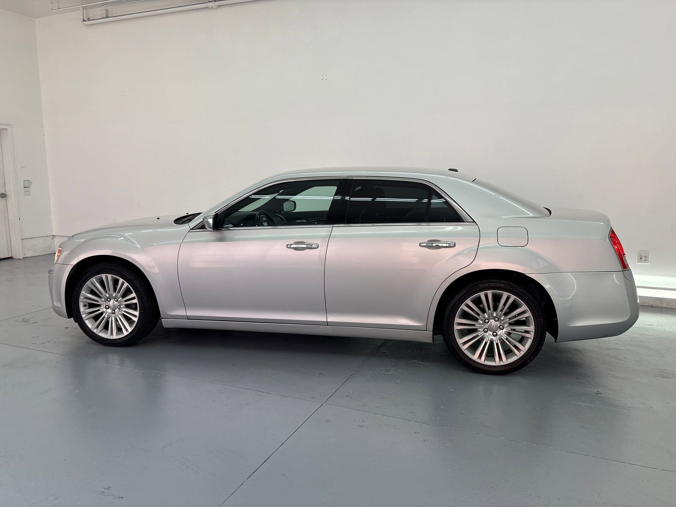 2011 Chrysler 300 Limited photo 2