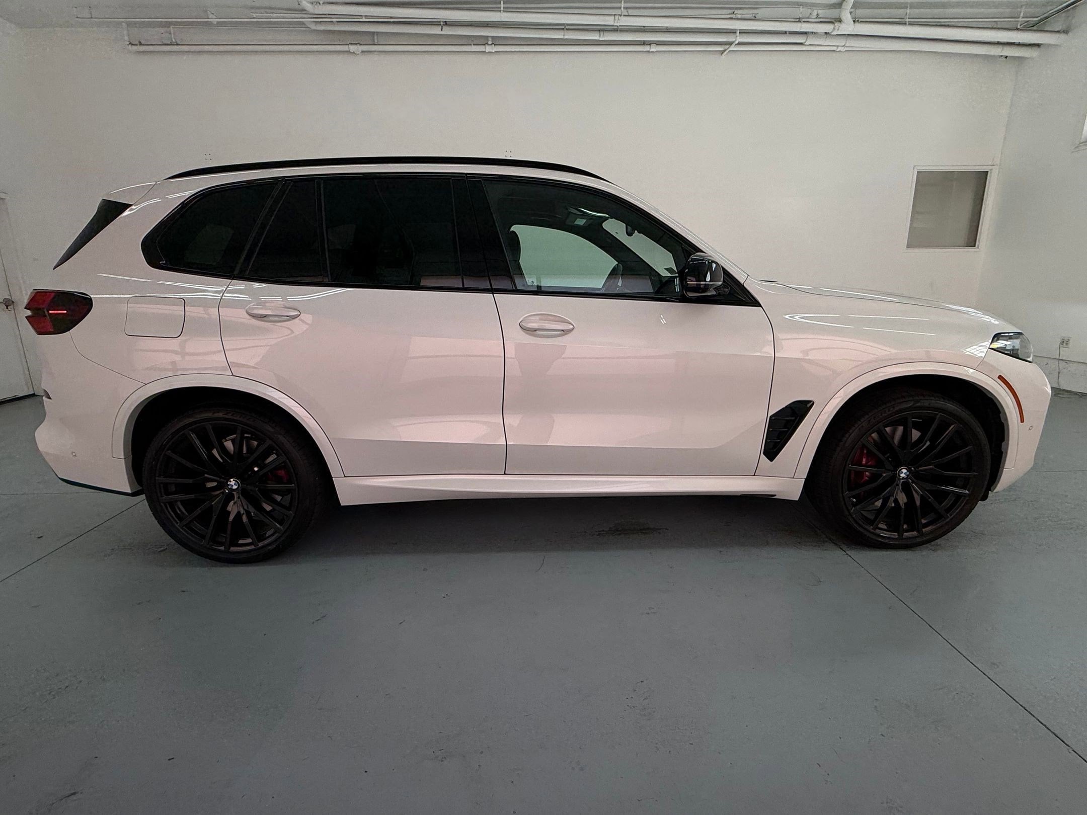 2025 BMW X5 M60i photo 6