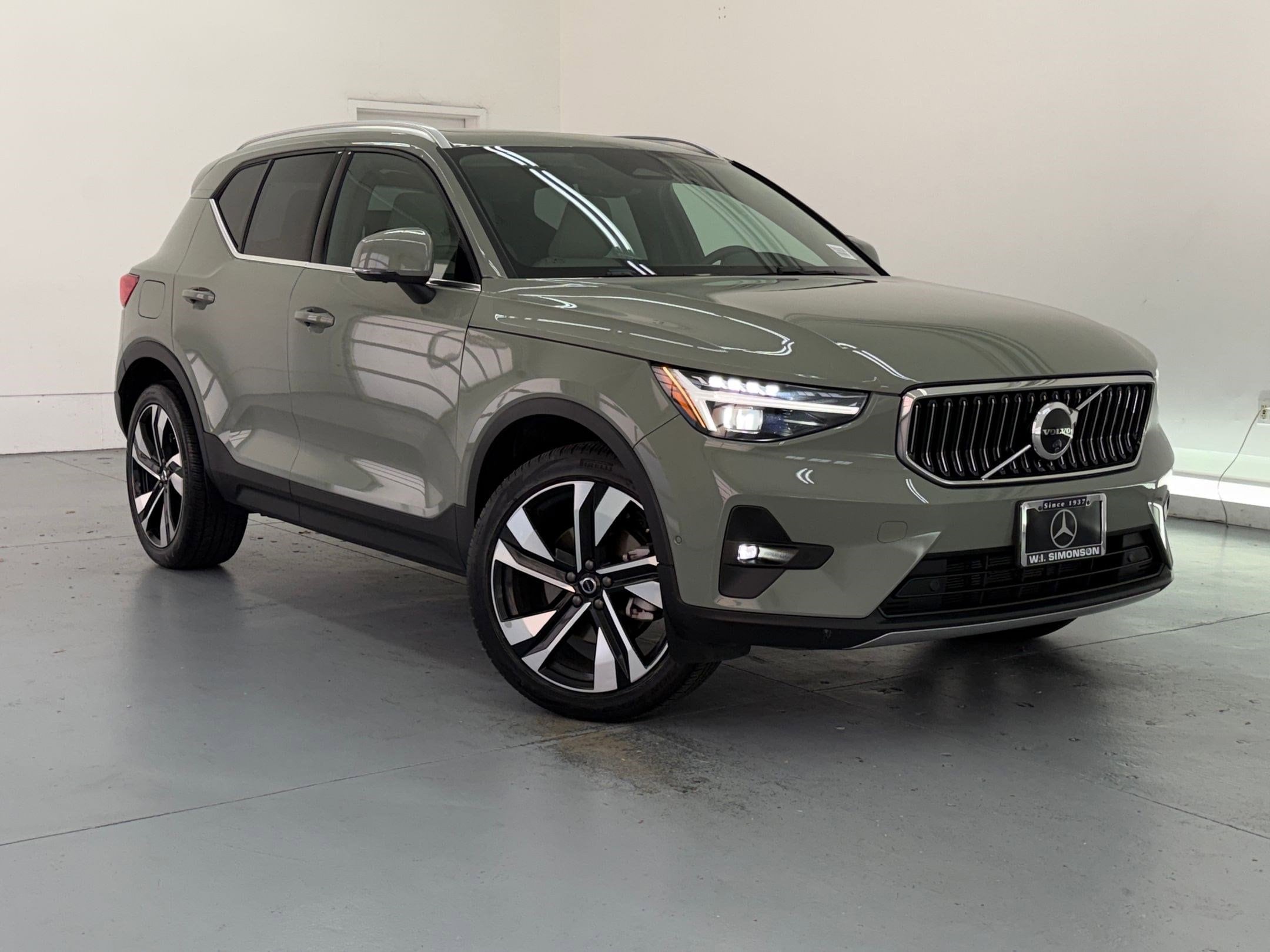 2024 Volvo XC40 Plus Bright Theme photo 5
