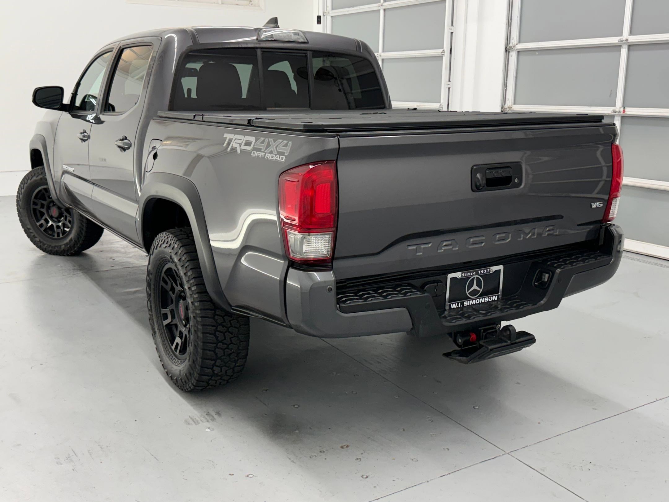 2016 Toyota Tacoma TRD photo 3