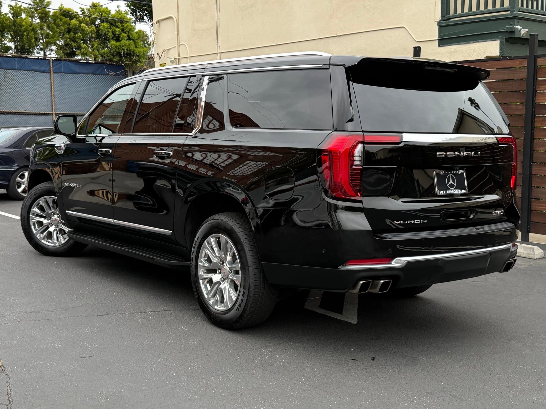 2025 GMC Yukon XL Denali photo 3