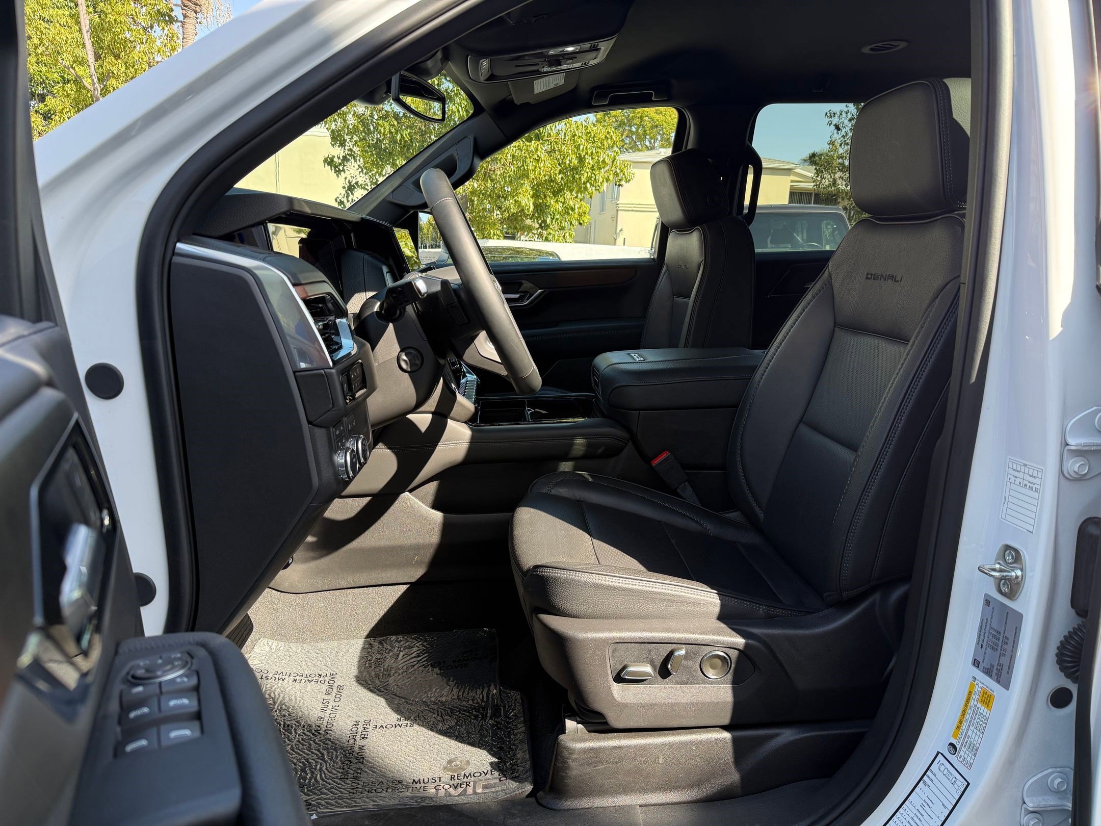 2025 GMC Yukon XL Denali photo 4