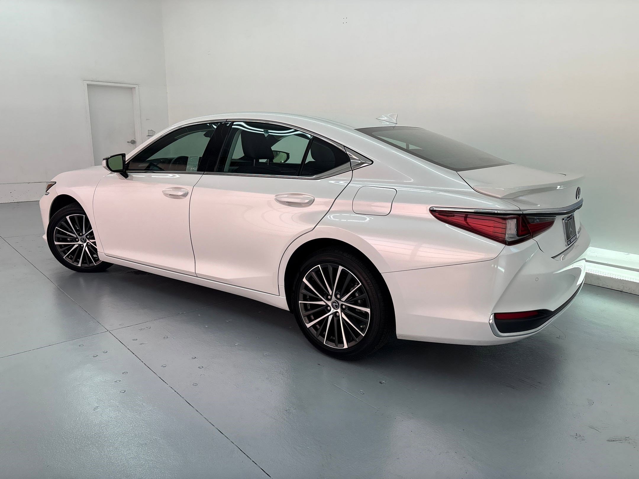 2025 Lexus ES 300h photo 3