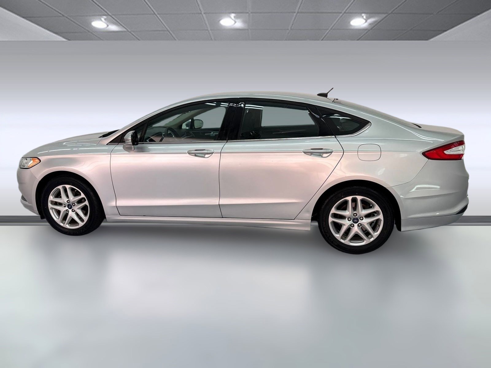 2014 Ford Fusion SE photo 2