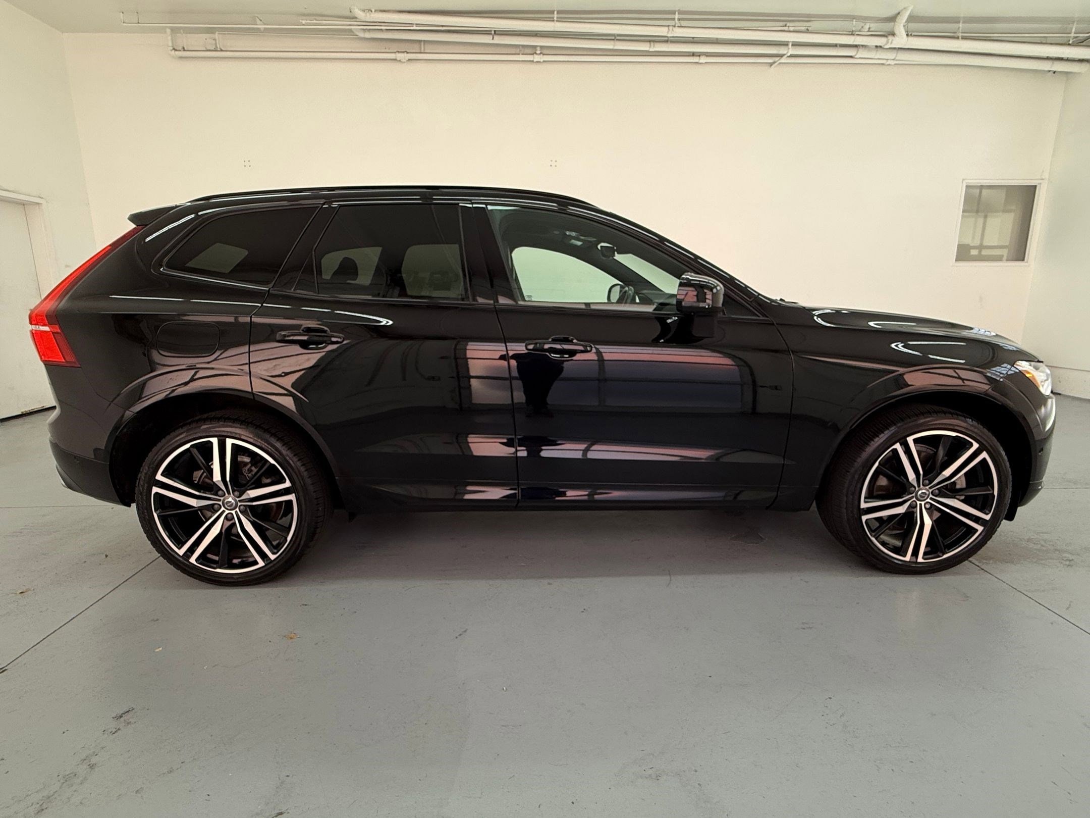 2021 Volvo XC60 Recharge Plug-In Hybrid R-Design photo 6