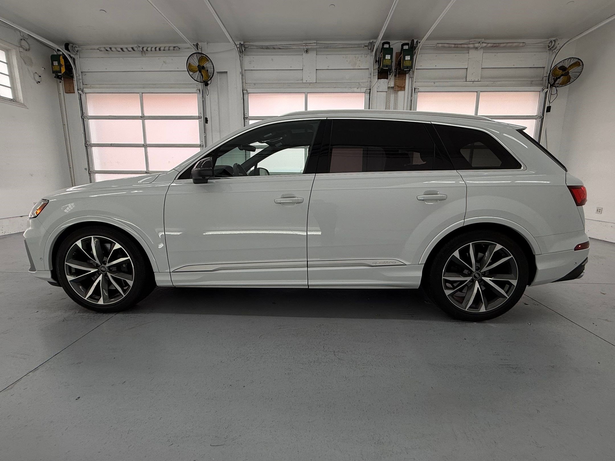 2023 Audi SQ7 Prestige photo 2