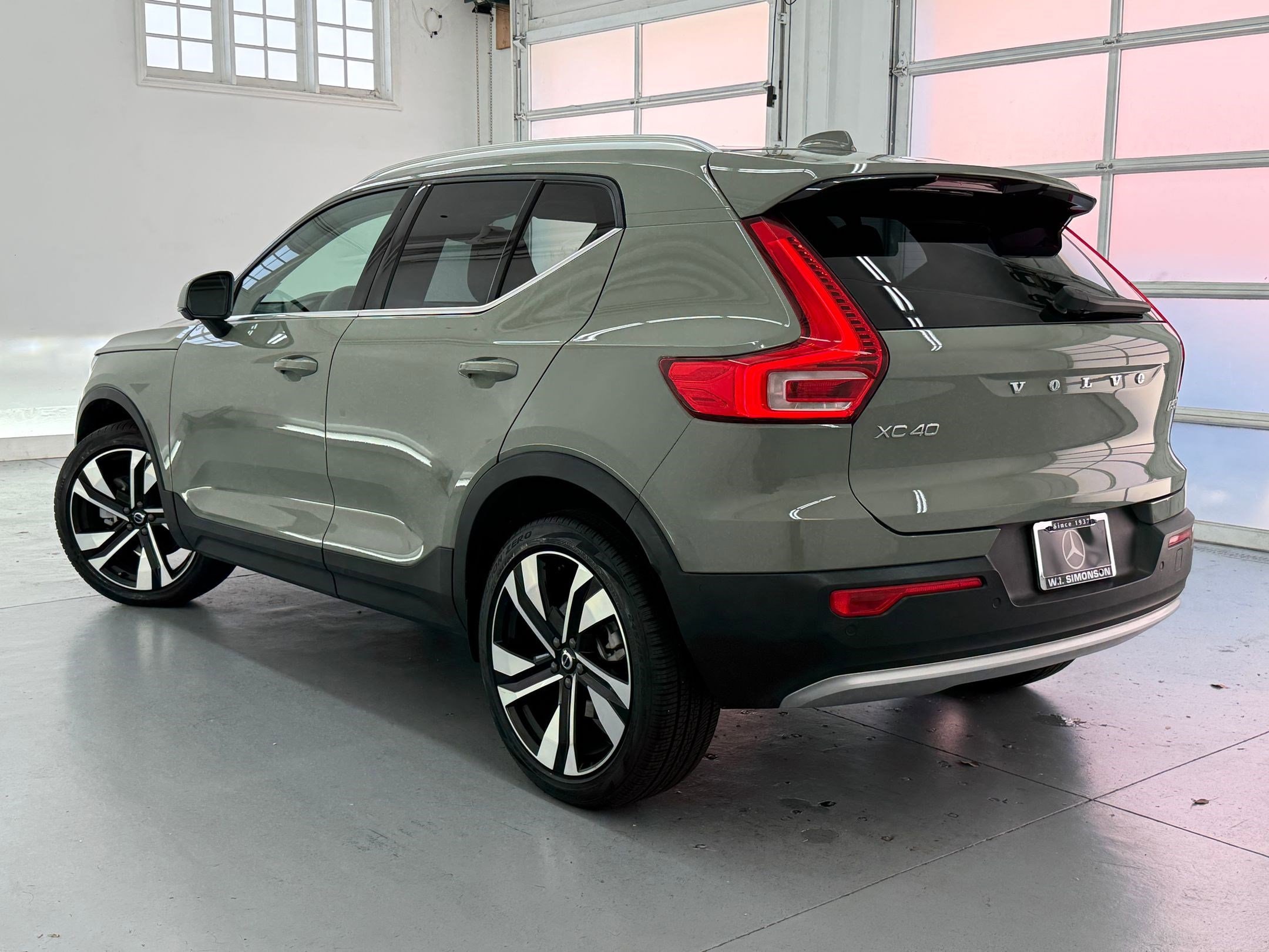 2024 Volvo XC40 Plus Bright Theme photo 2