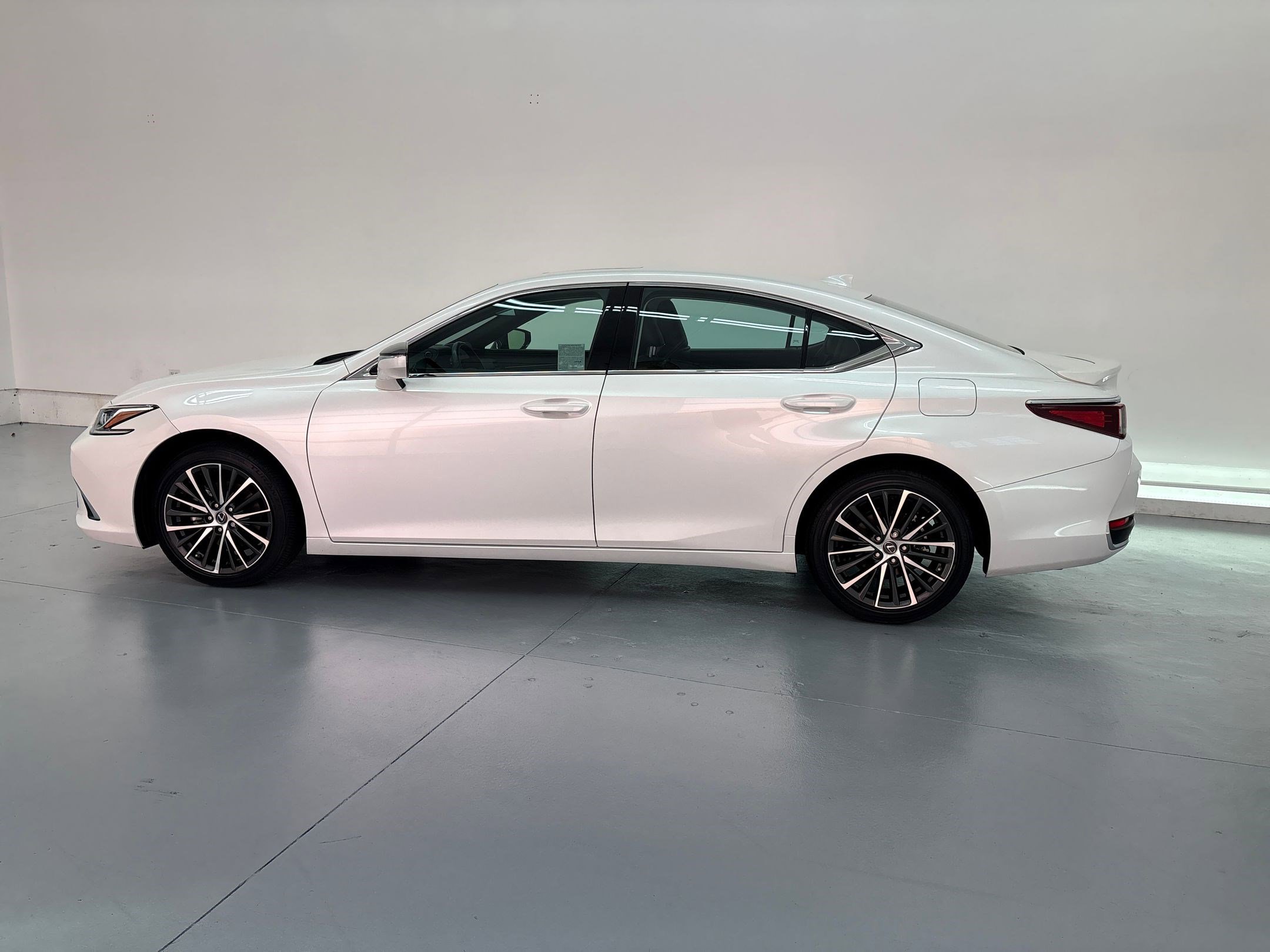 2025 Lexus ES 300h photo 2
