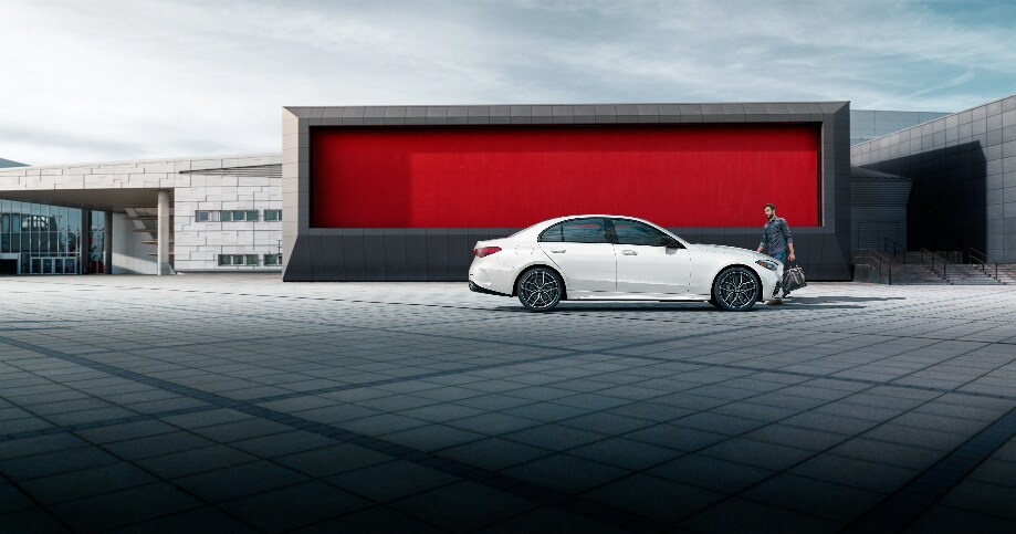 2022-MercedesBenz-CClass-300-Sedan-L02 (1)-919x483.jpg