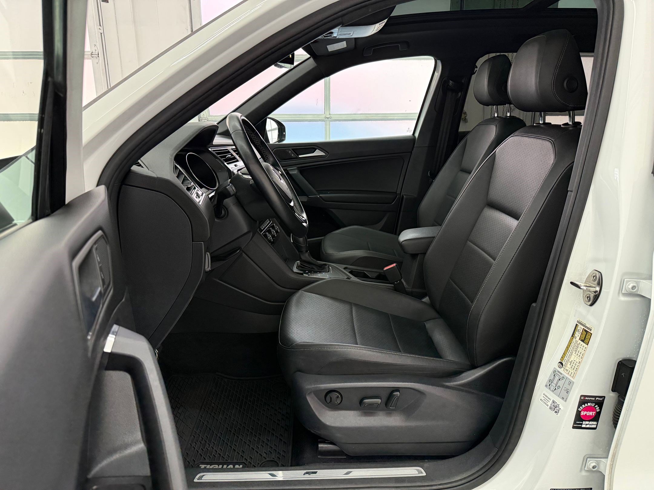 2020 Volkswagen Tiguan SE R-Line Black photo 5