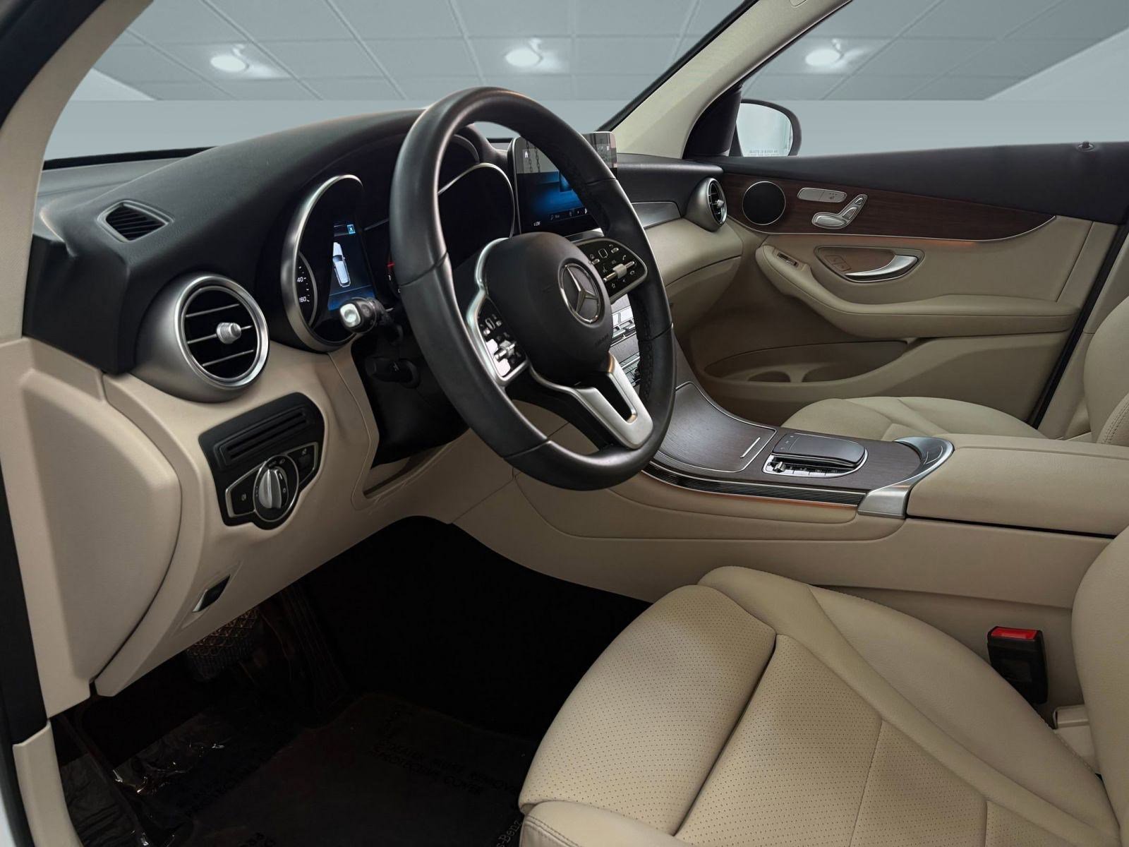 2022 Mercedes Benz GLC 300 photo 2