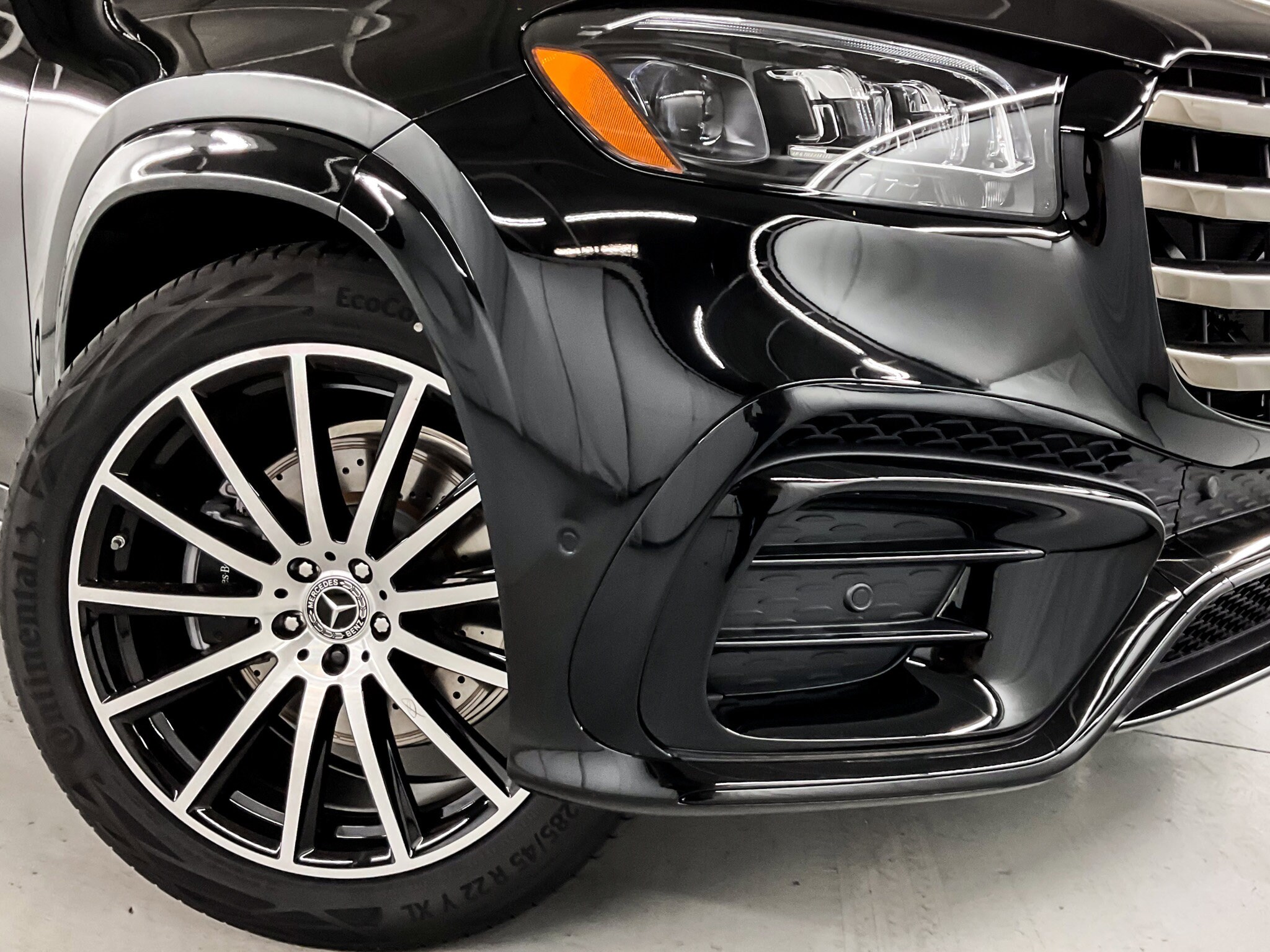 2025 Mercedes Benz GLS 450 photo 3