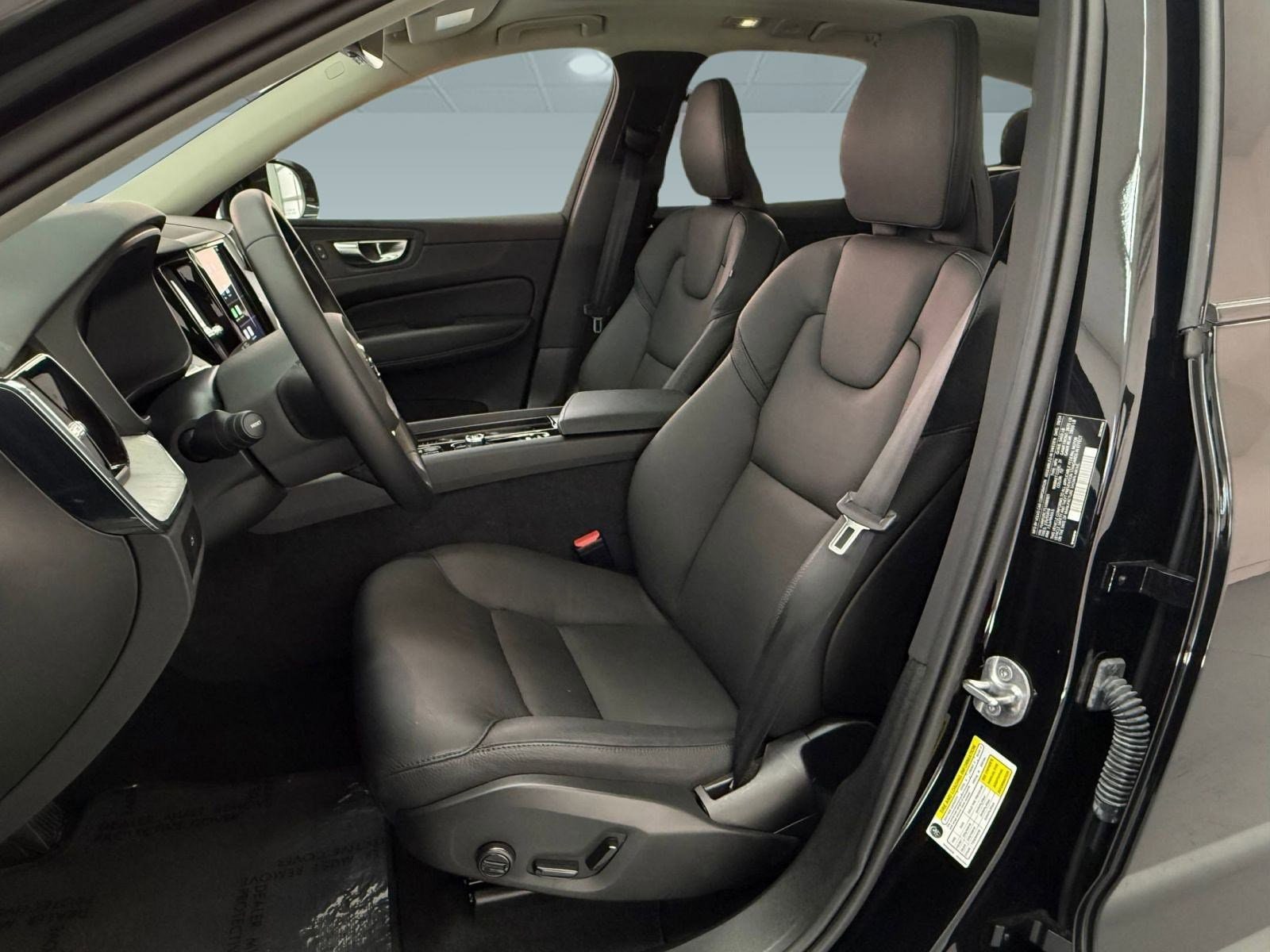 2025 Volvo XC60 Plus photo 4