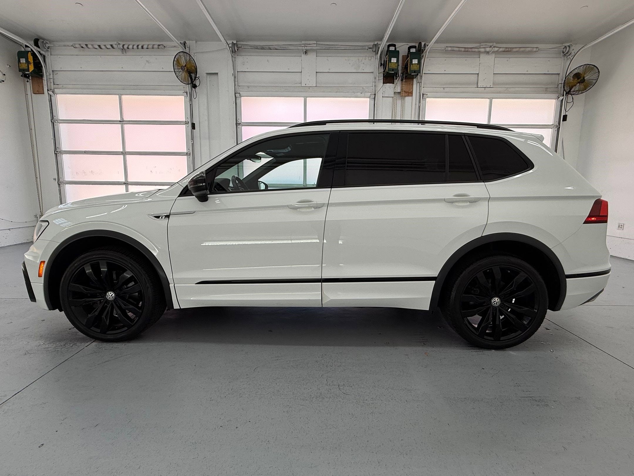 2020 Volkswagen Tiguan SE R-Line Black photo 2