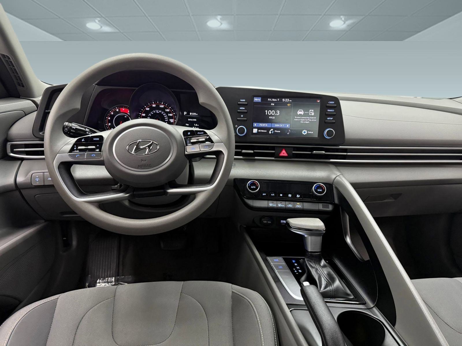 2023 Hyundai Elantra SEL photo 4