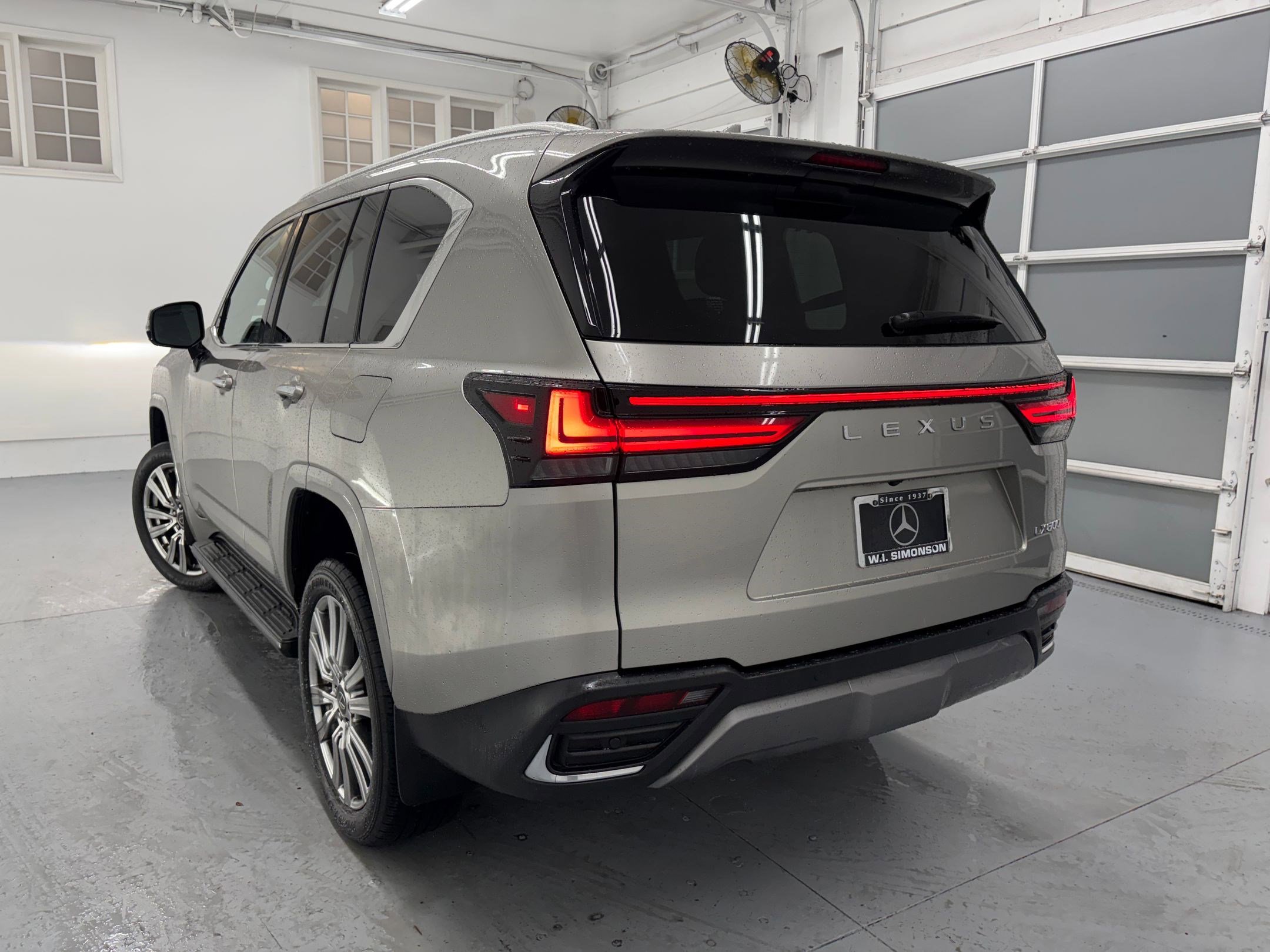 2022 Lexus LX 600 Ultra Luxury photo 2