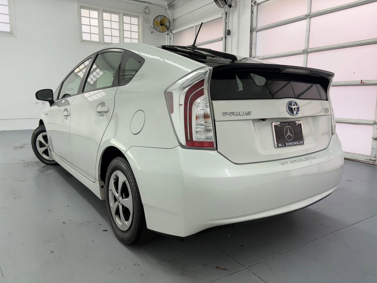 2015 Toyota Prius Four photo 3