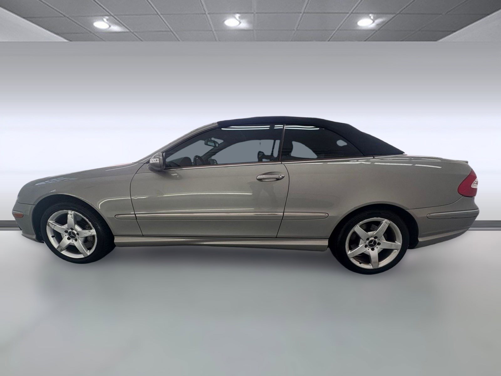2005 Mercedes Benz CLK photo 2